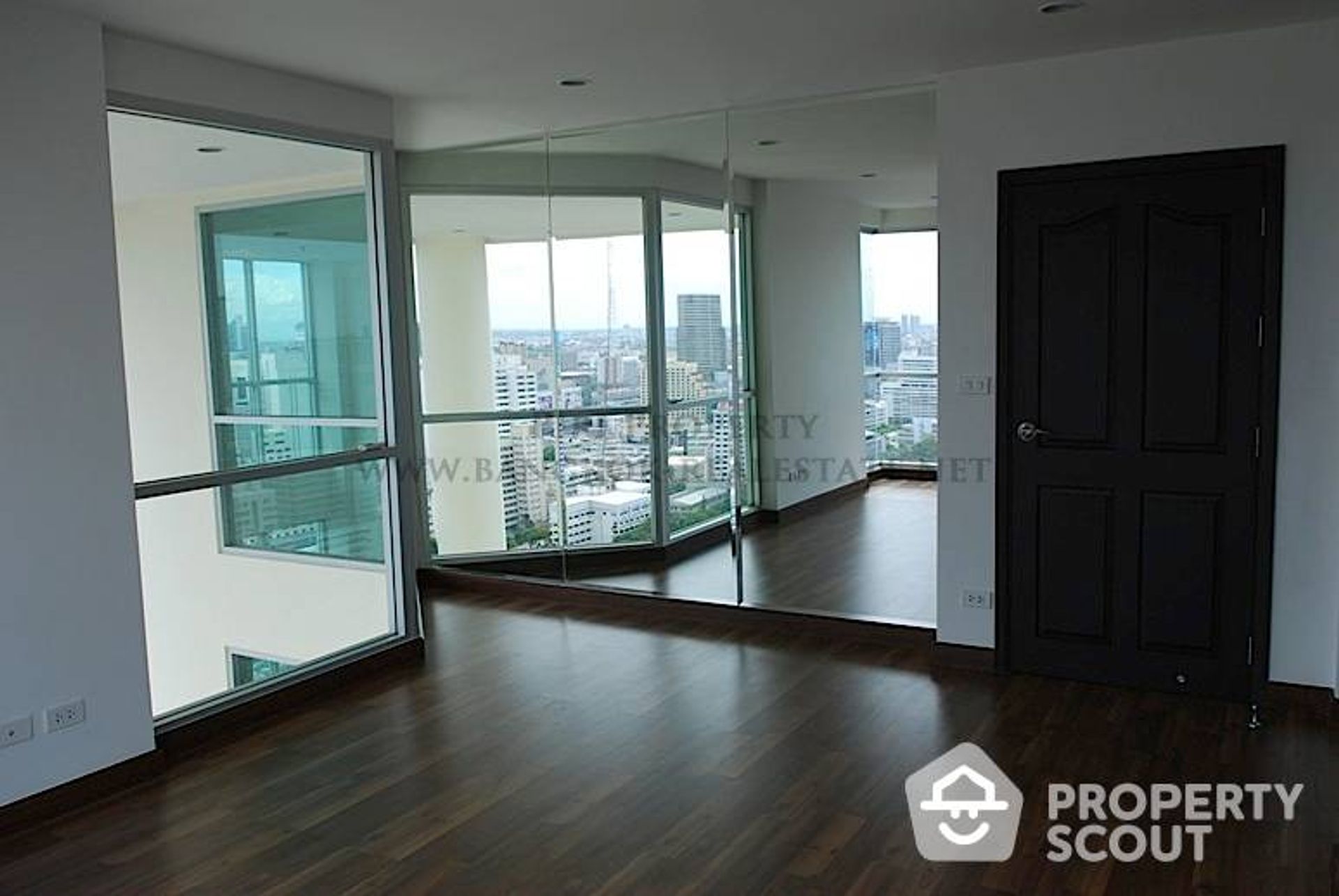 Condominium in Pathum Wan, Krung Thep Maha Nakhon 11941742