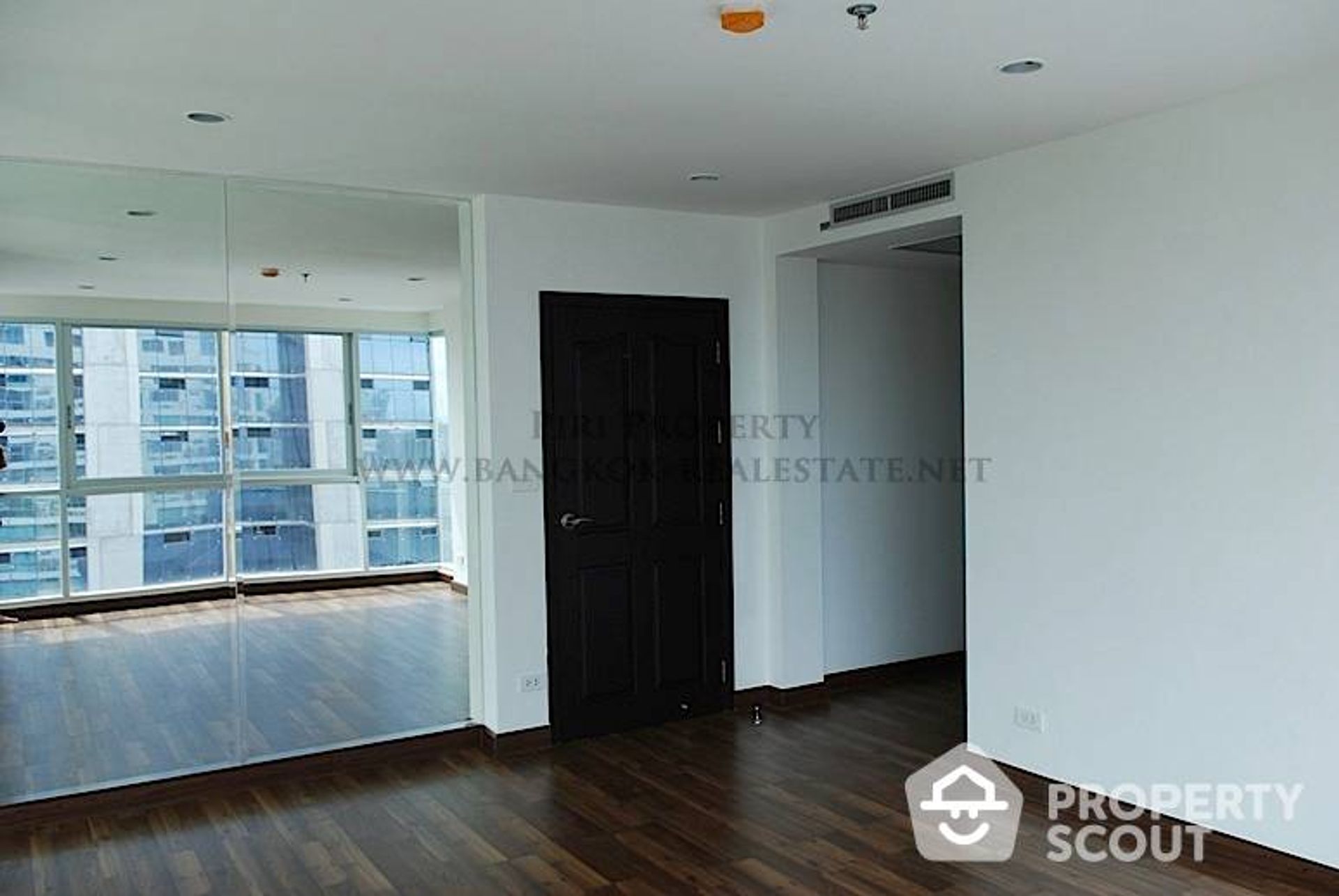 Condominium in Pathum Wan, Krung Thep Maha Nakhon 11941742