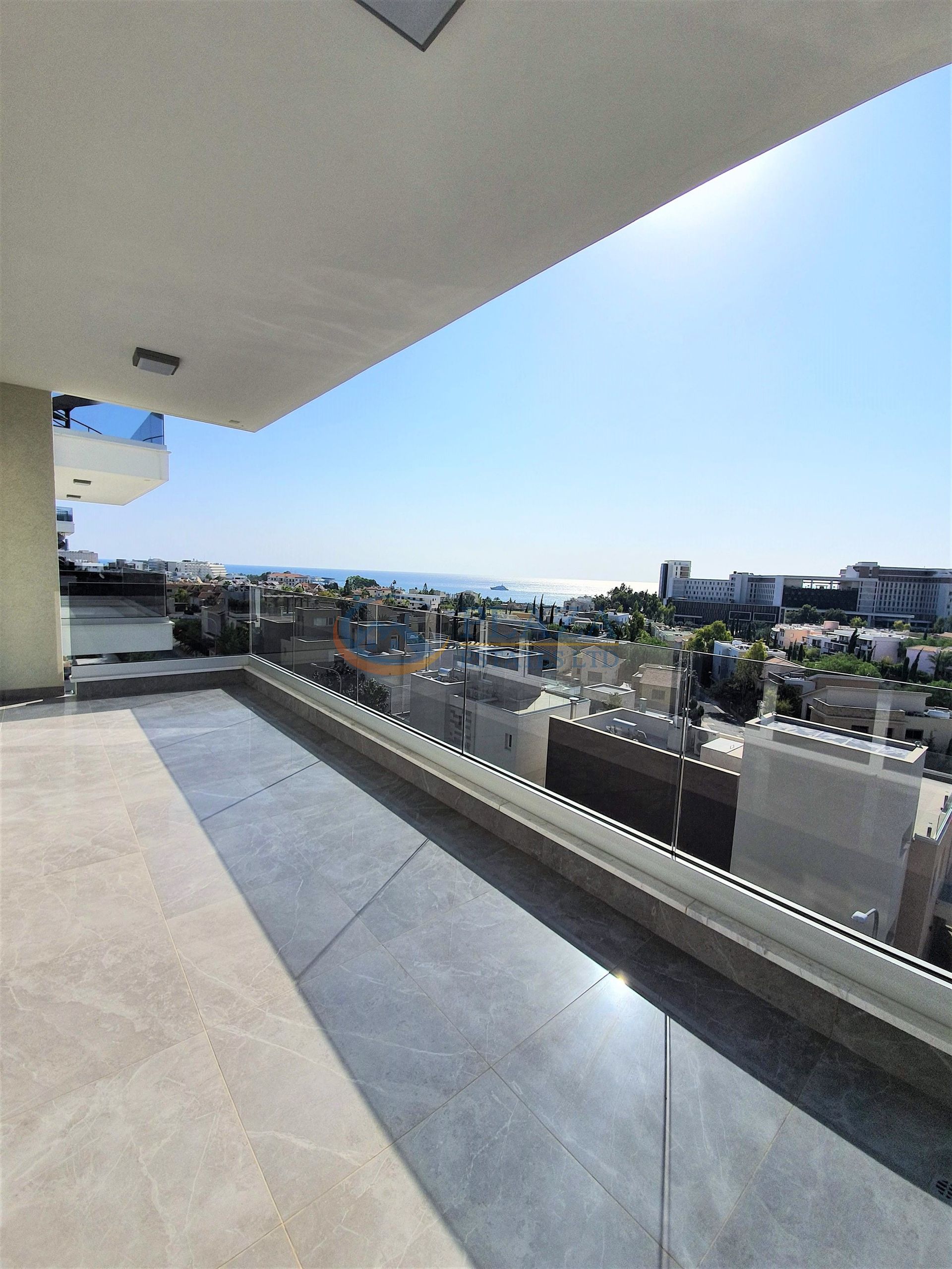 Condominium in Agios Tychon, Larnaca 11945926