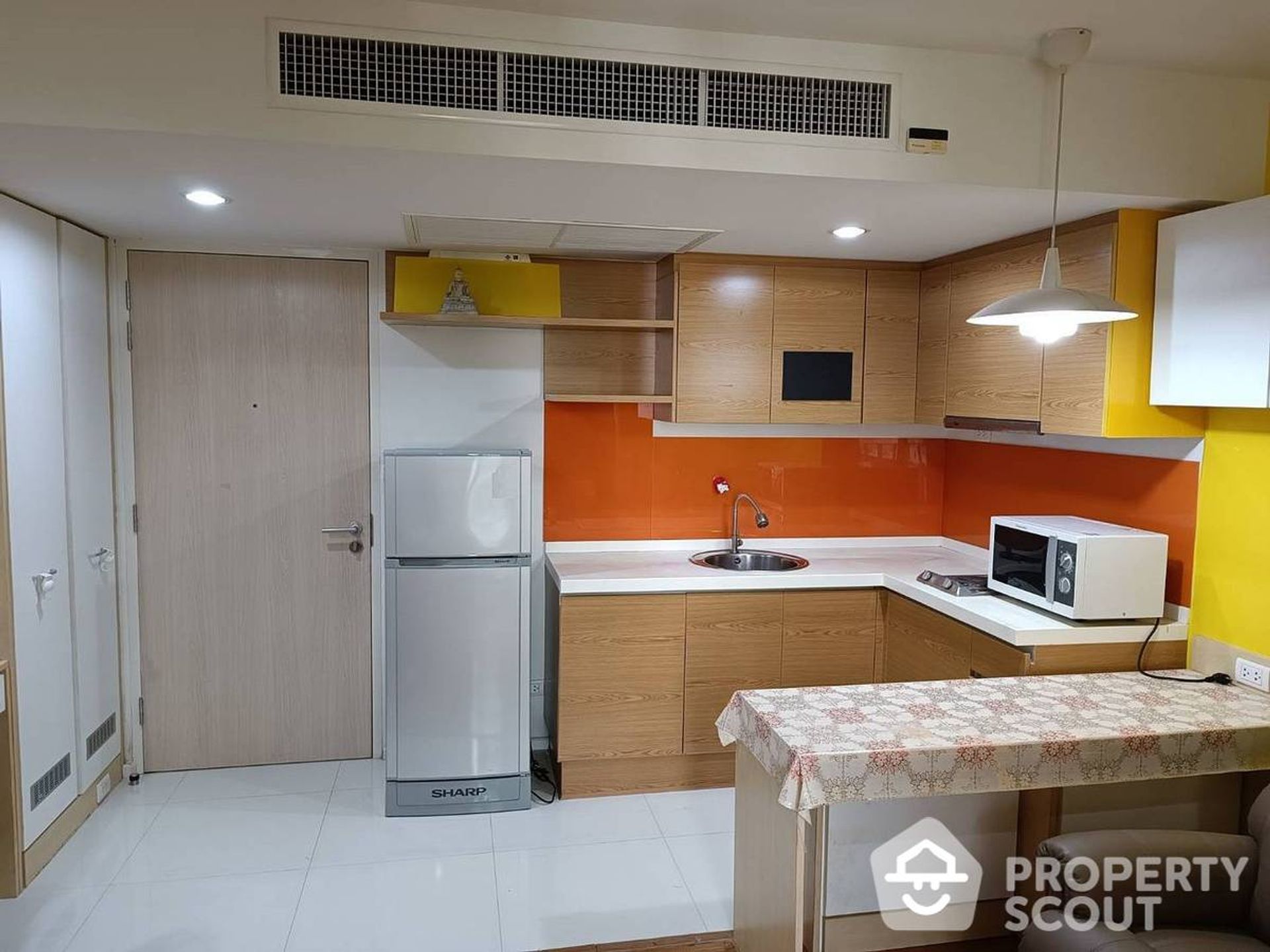 Condominium in Bang Rak, Krung Thep Maha Nakhon 11950582