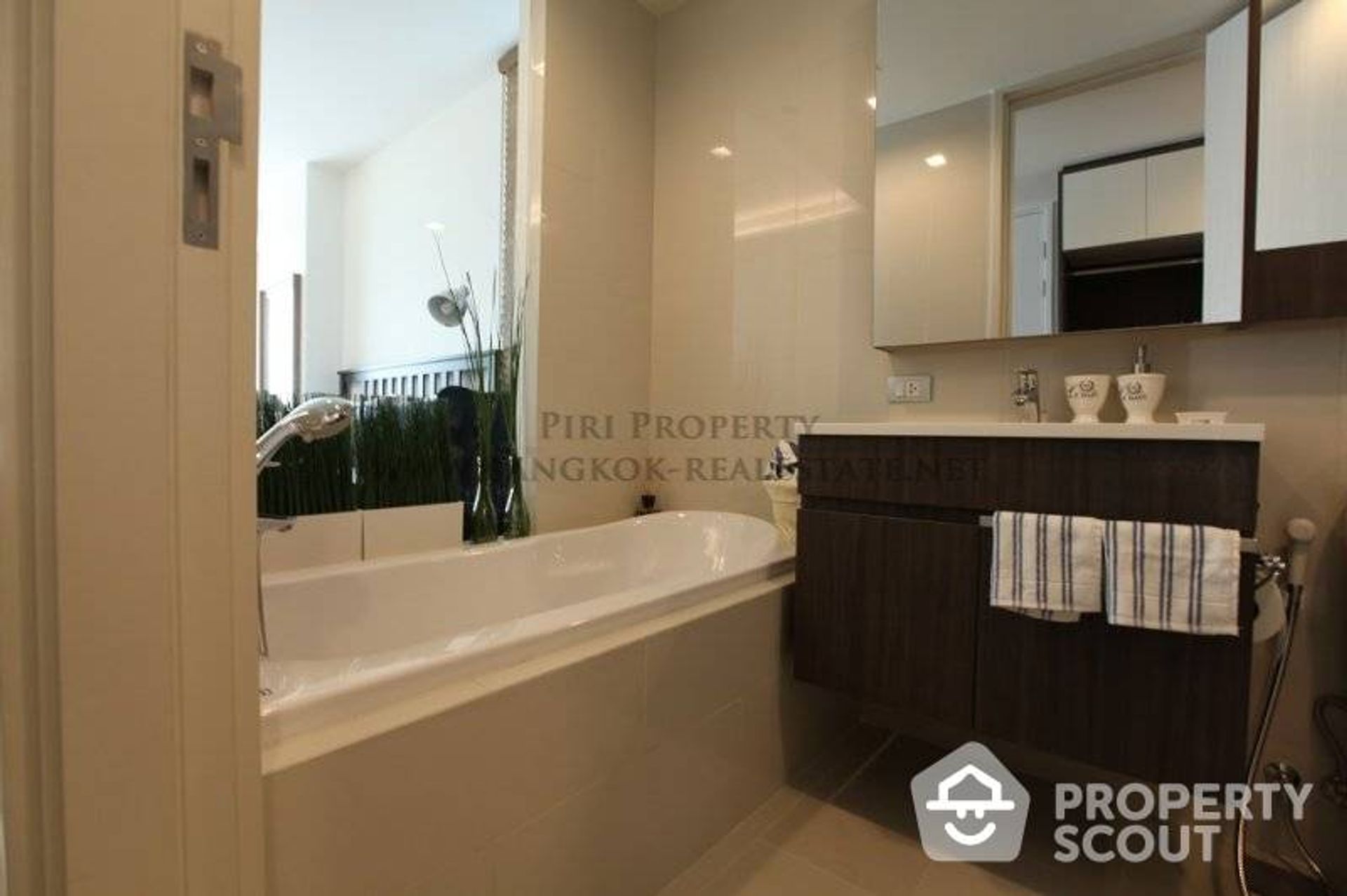 Condominium in Watthana, Krung Thep Maha Nakhon 11950741