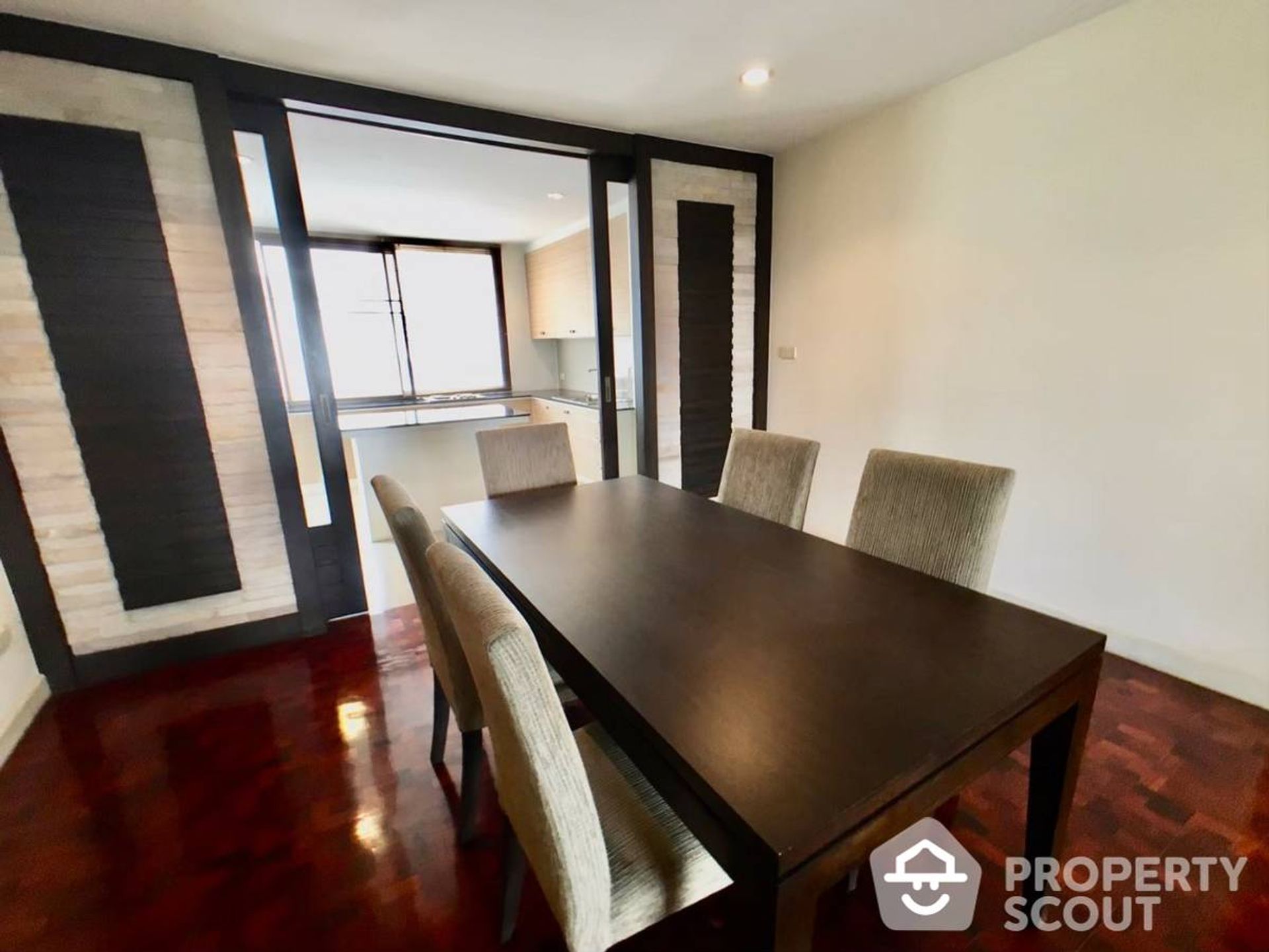 Condominium in Khlong Toei, Krung Thep Maha Nakhon 11952220