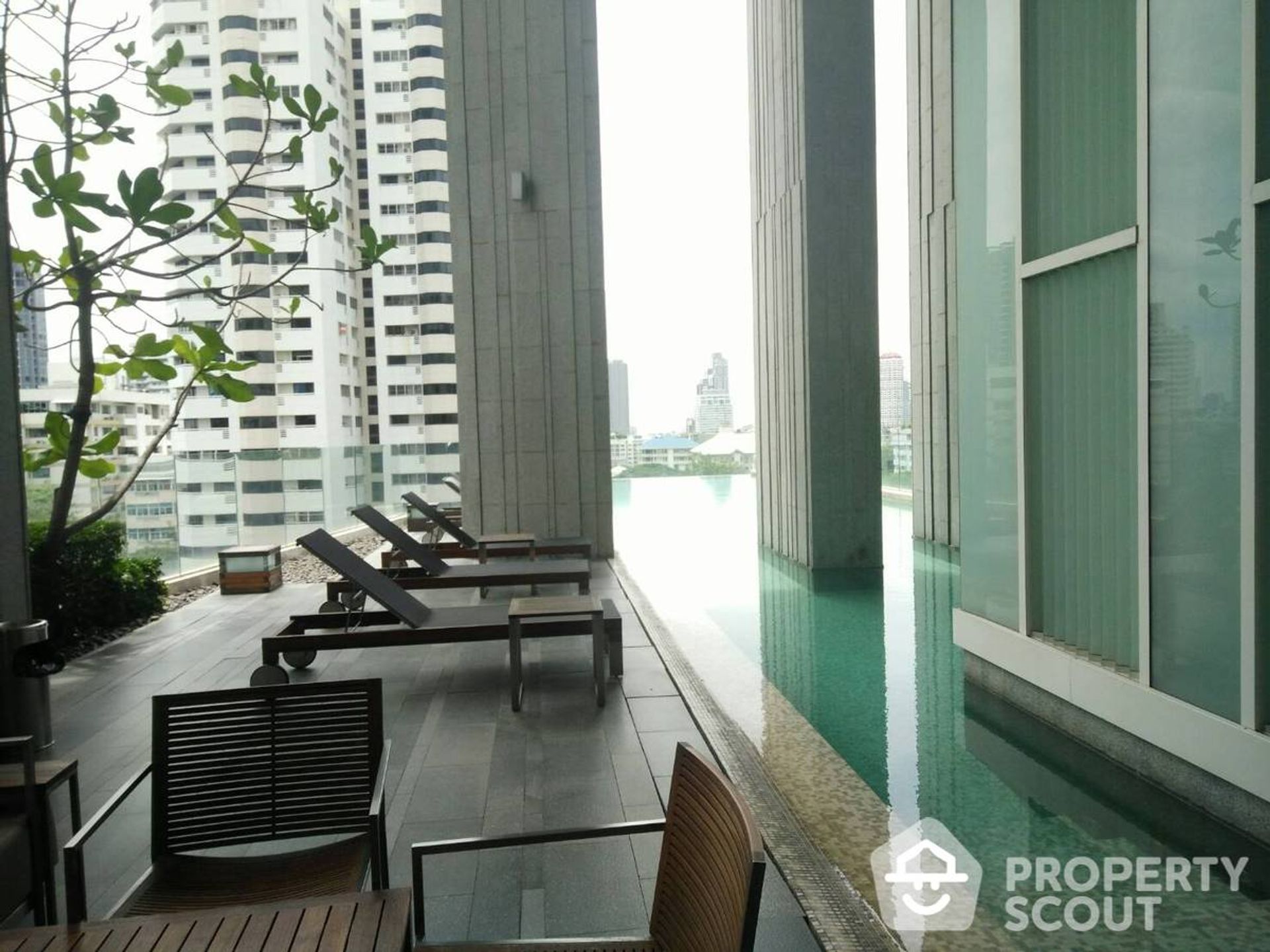 Condominium in Khlong Toei, Krung Thep Maha Nakhon 11952240