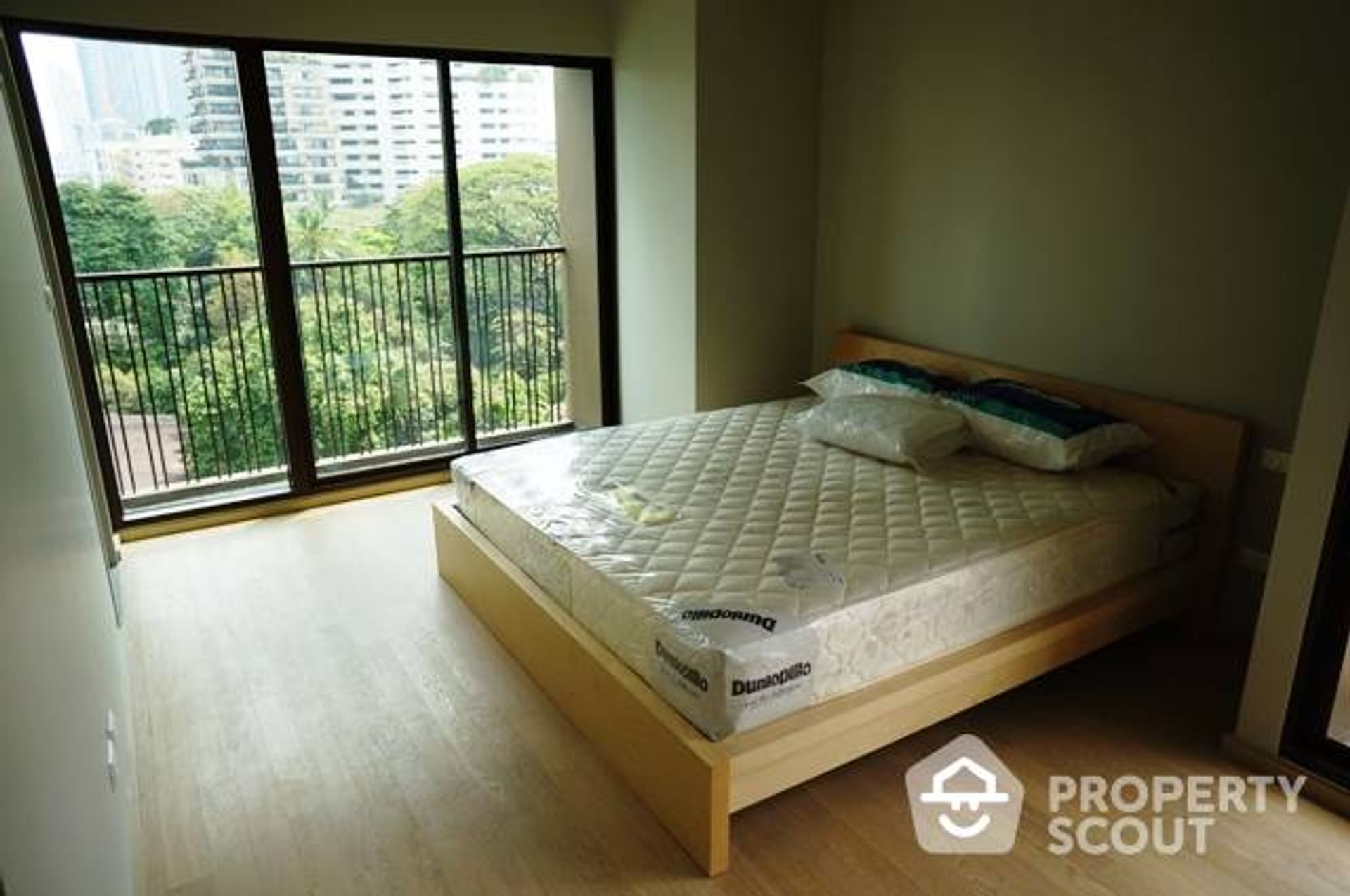 Condominium in Khlong Toei, Krung Thep Maha Nakhon 11953064