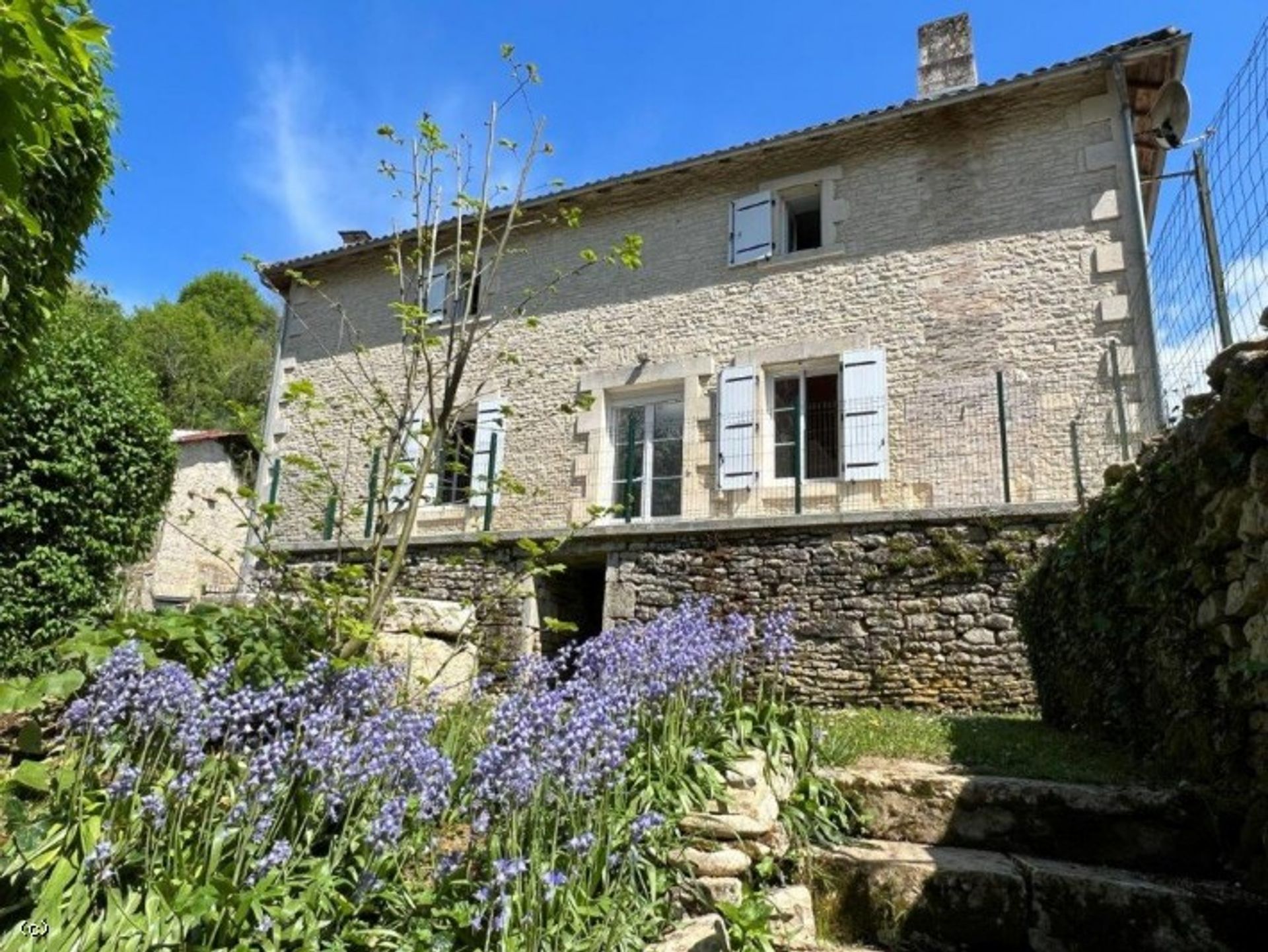 بيت في Verteuil-sur-Charente, Nouvelle-Aquitaine 11957847