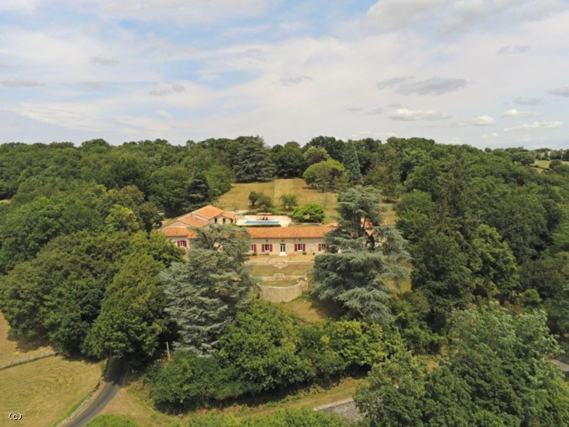 Residenziale nel Nanteuil-en-Vallée, Nouvelle-Aquitaine 11957896