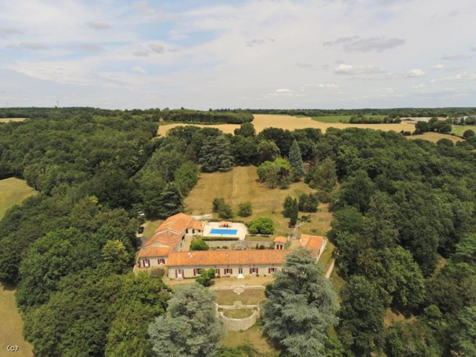 Будинок в Nanteuil-en-Vallée, Nouvelle-Aquitaine 11957896