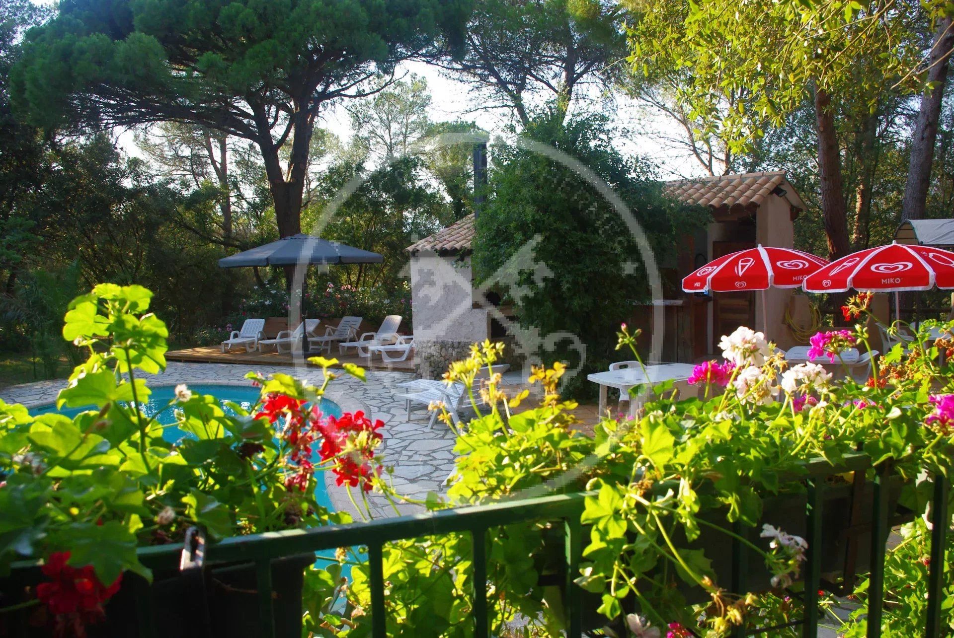 بيت في Roquebrune-sur-Argens, Provence-Alpes-Cote d'Azur 11964579