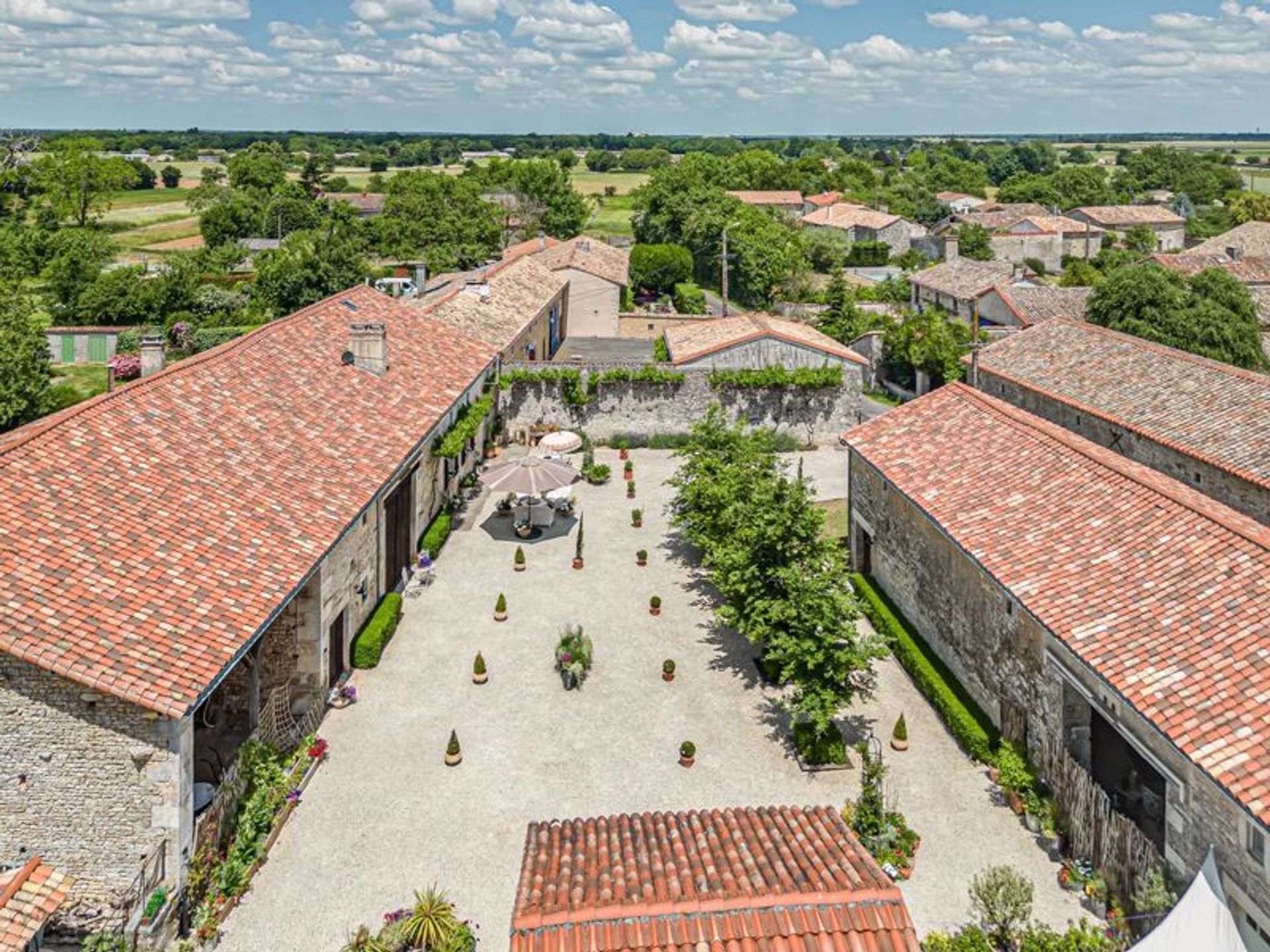 Huis in Ruffec, Nouvelle-Aquitaine 11969927