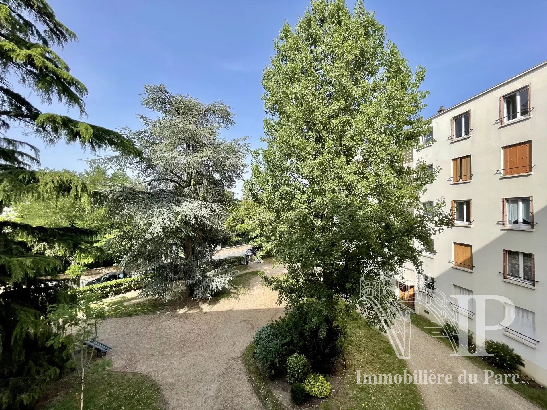 Condominium in Le Vesinet, Ile-de-France 11970151