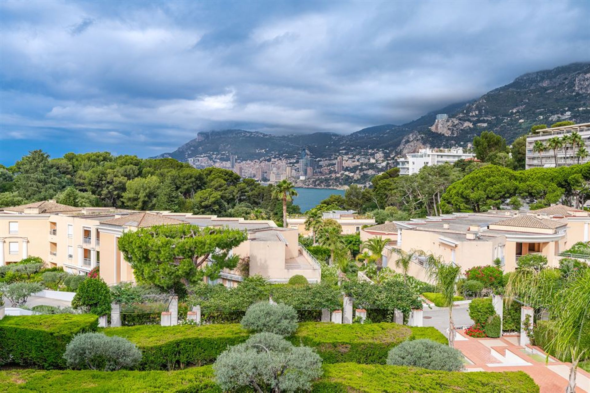 Talo sisään Roquebrune, Provence-Alpes-Cote d'Azur 11977459