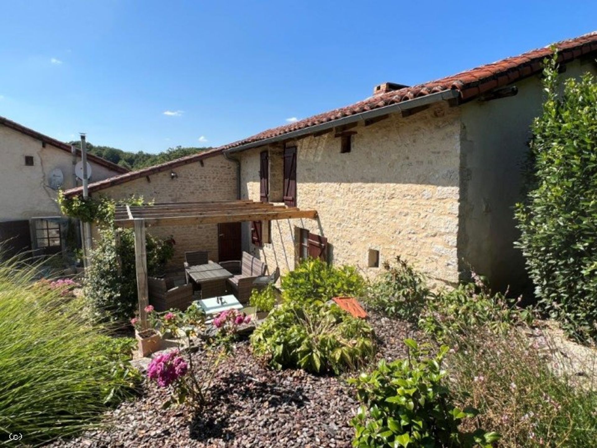 casa en Nanteuil-en-Vallee, Nouvelle-Aquitaine 11981456