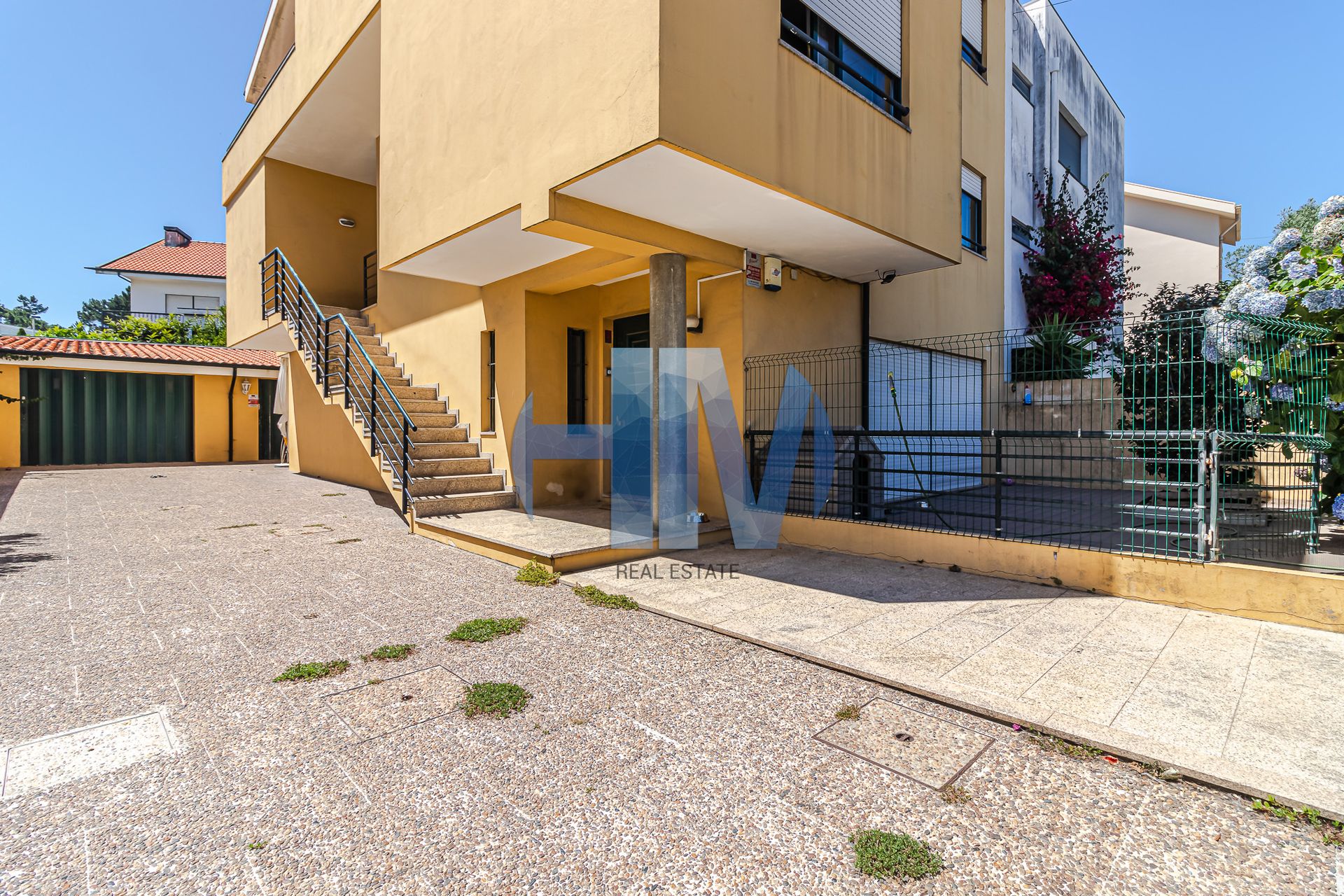 Plusieurs maisons dans Porto, Avenida do Doutor Antunes Guimarães 11990378