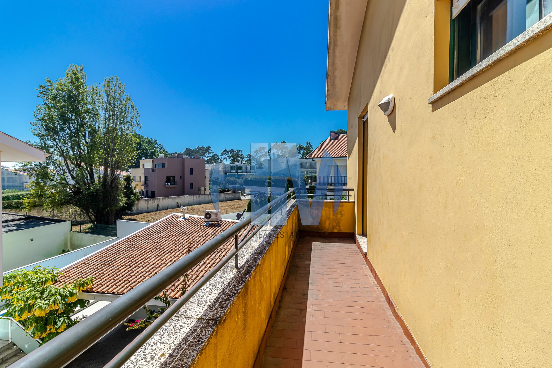 Useita taloja sisään Porto, Avenida do Doutor Antunes Guimarães 11990380