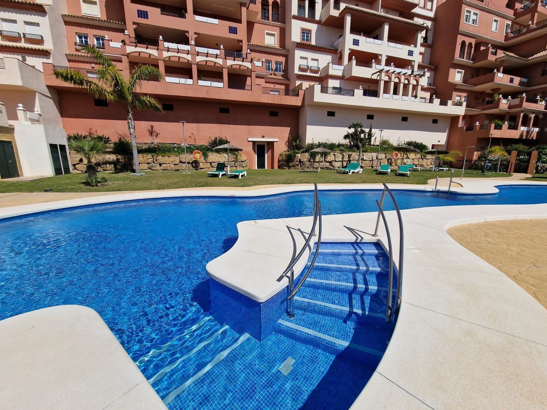 Condominium in La Duquesa, Andalucía 11999163