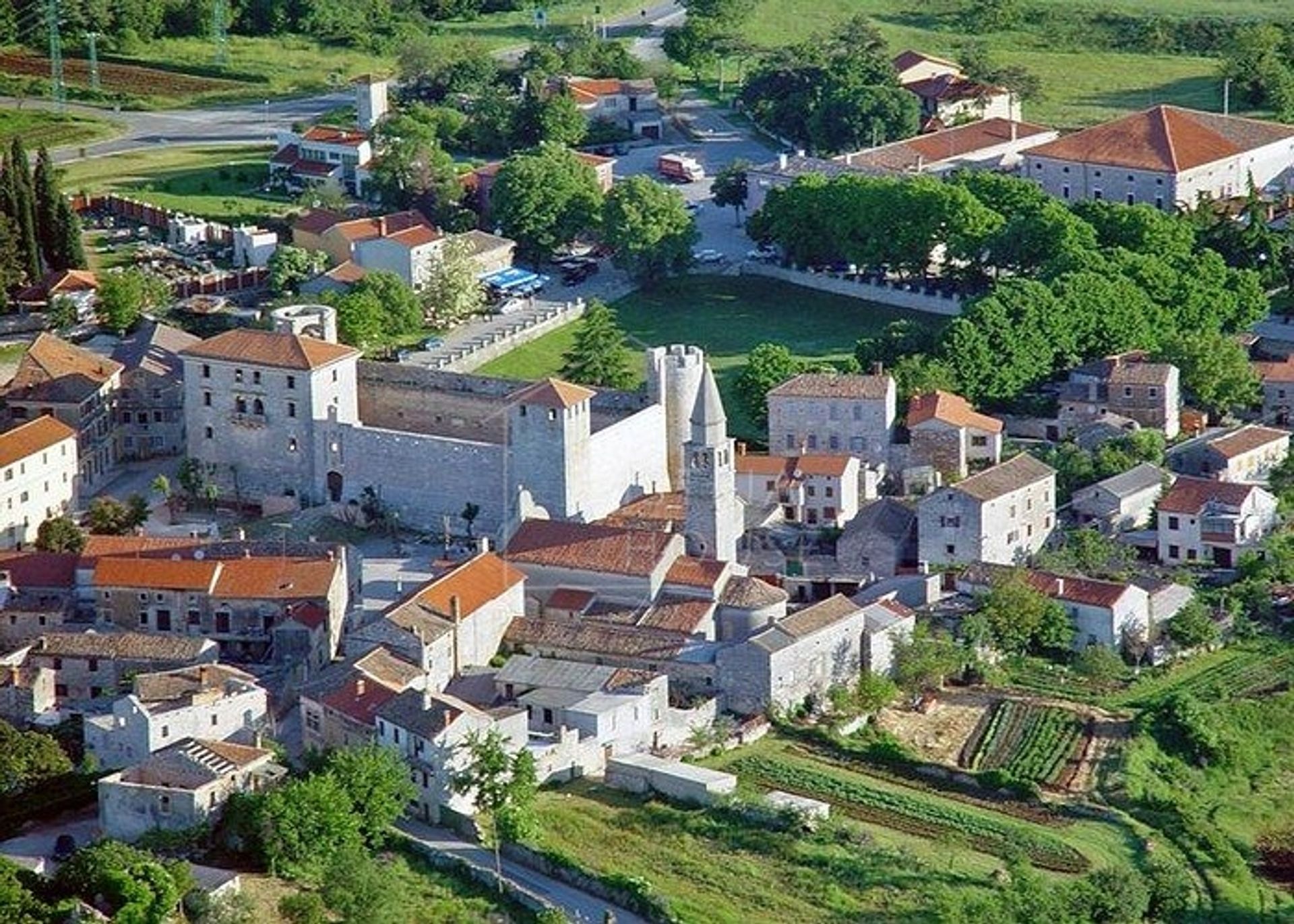 Tierra en Svetvinčenat, Istria County 12006492