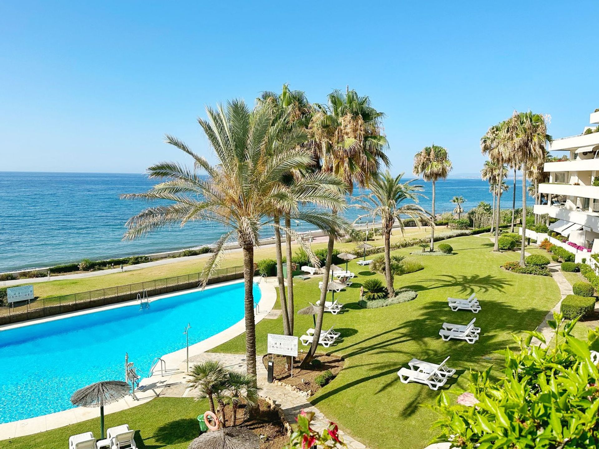 Condominium in Estepona, Andalusia 12008990