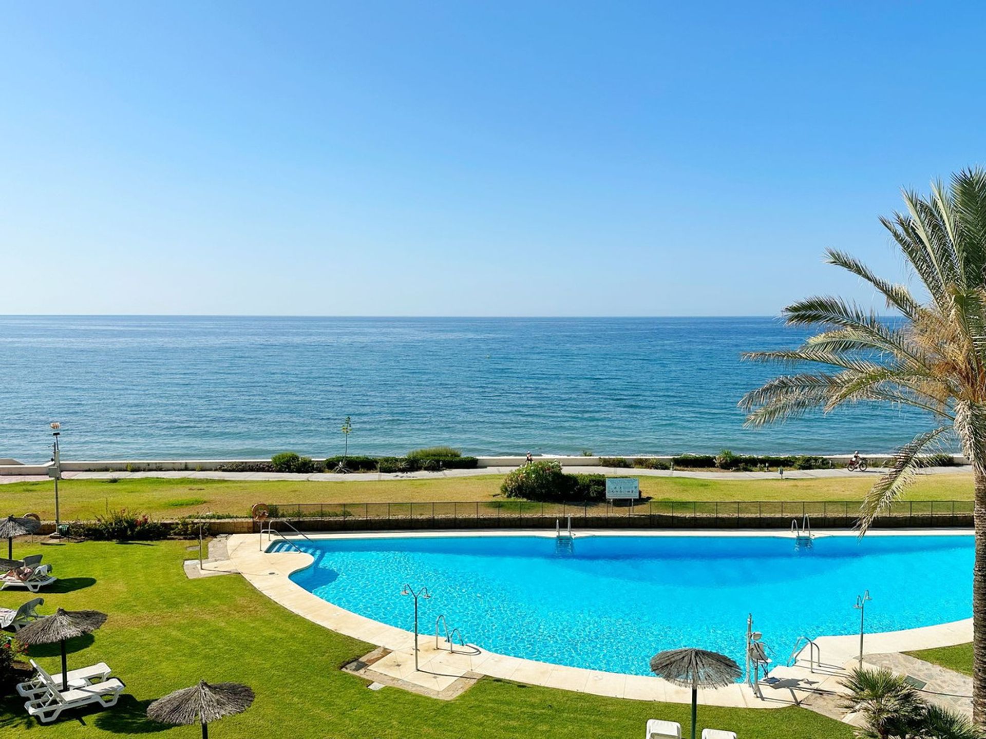 Condominium in Estepona, Andalusia 12008990