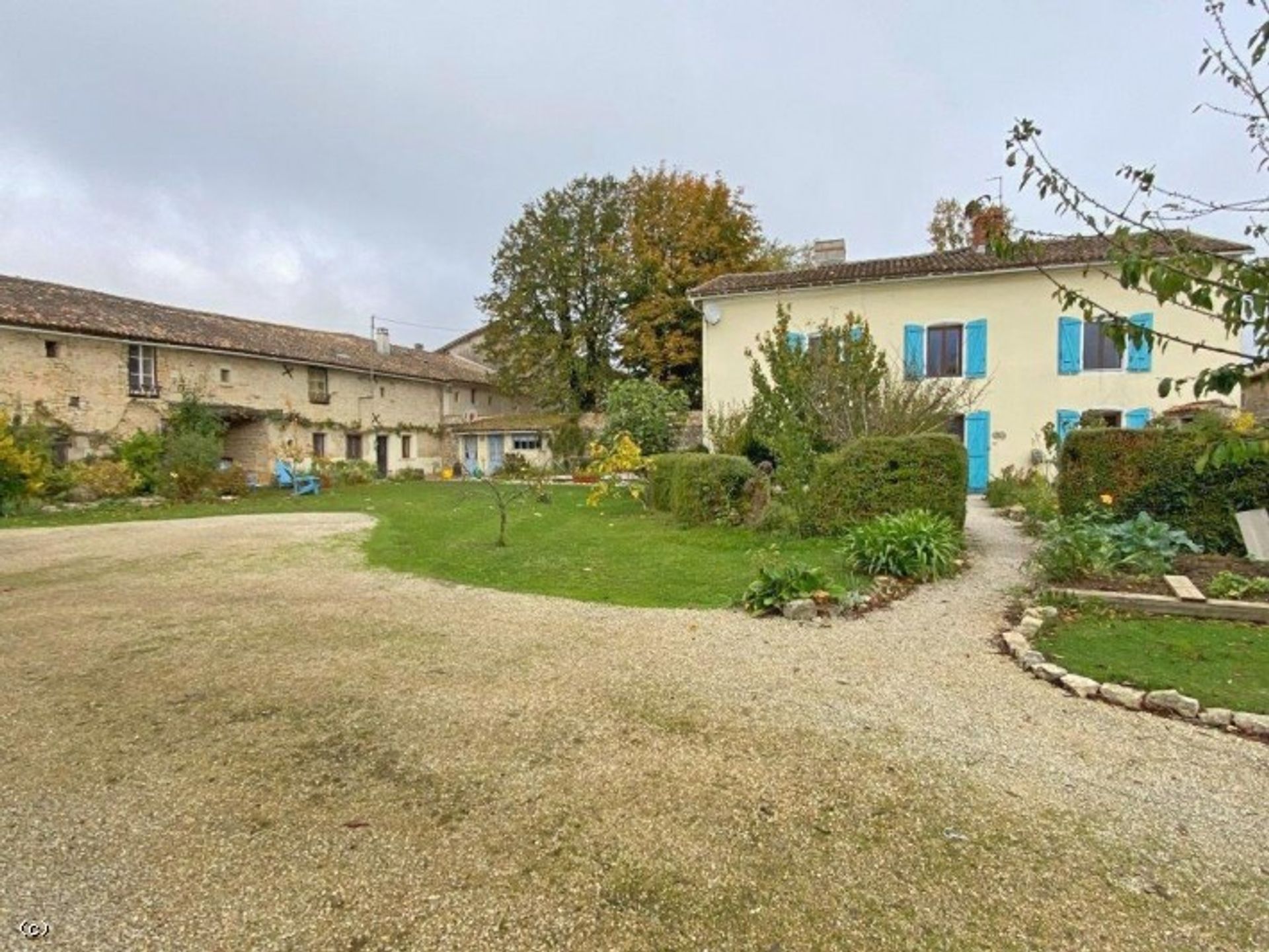 House in La Faye, Nouvelle-Aquitaine 12011901