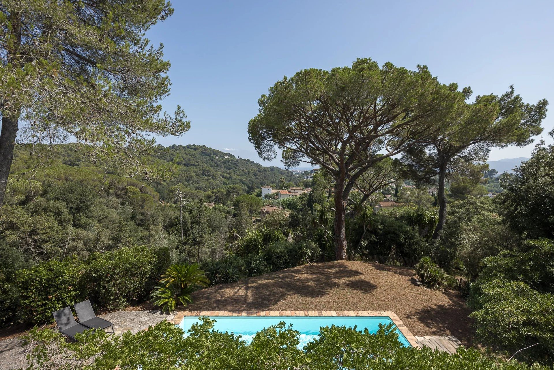 Talo sisään La Roquette-sur-Siagne, Provence-Alpes-Cote d'Azur 12012468