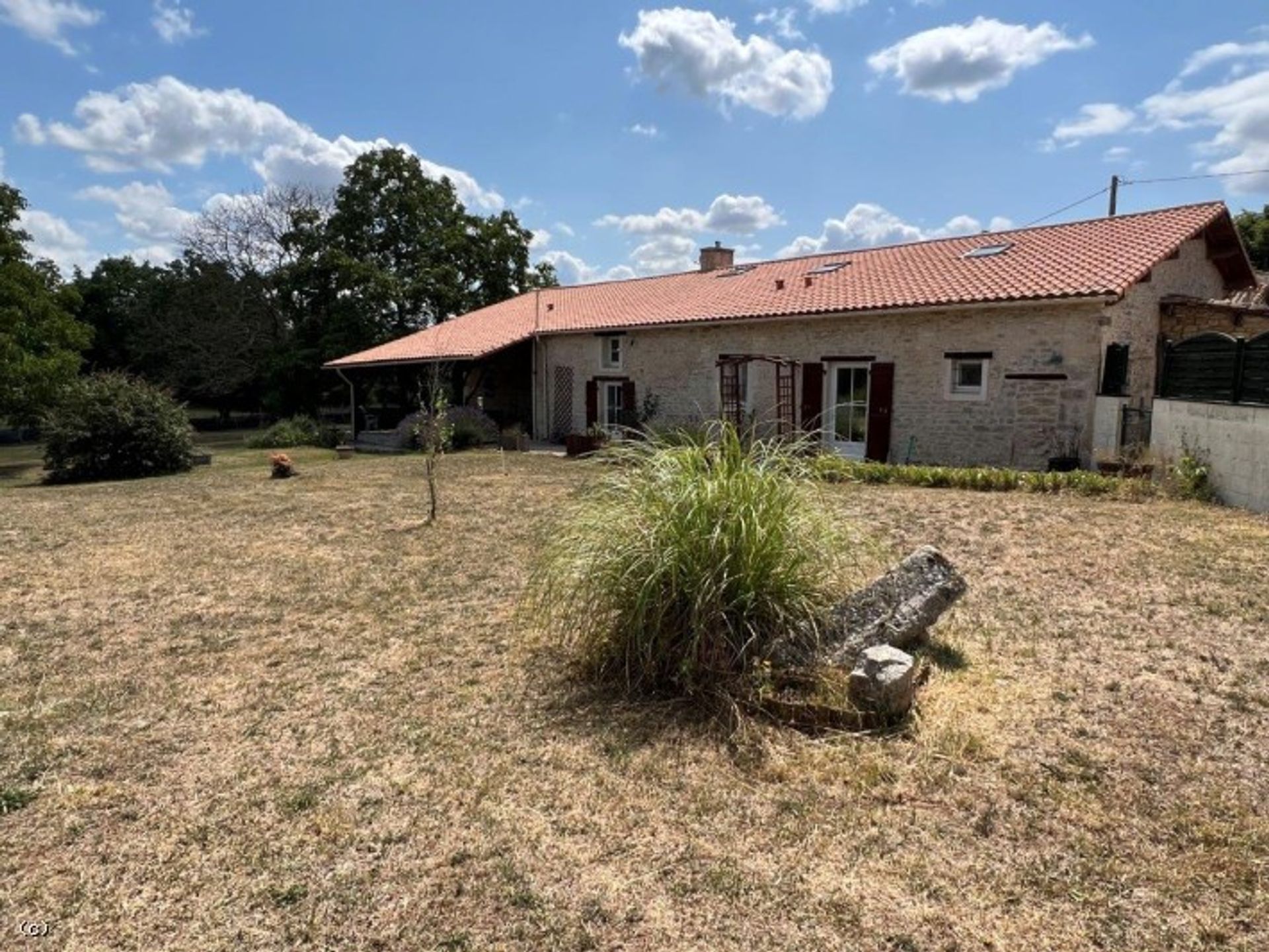 Huis in Ruffec, Nouvelle-Aquitaine 12014406