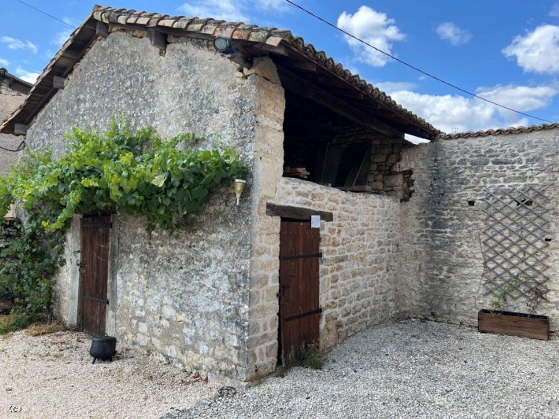 Huis in Ruffec, Nouvelle-Aquitaine 12014406