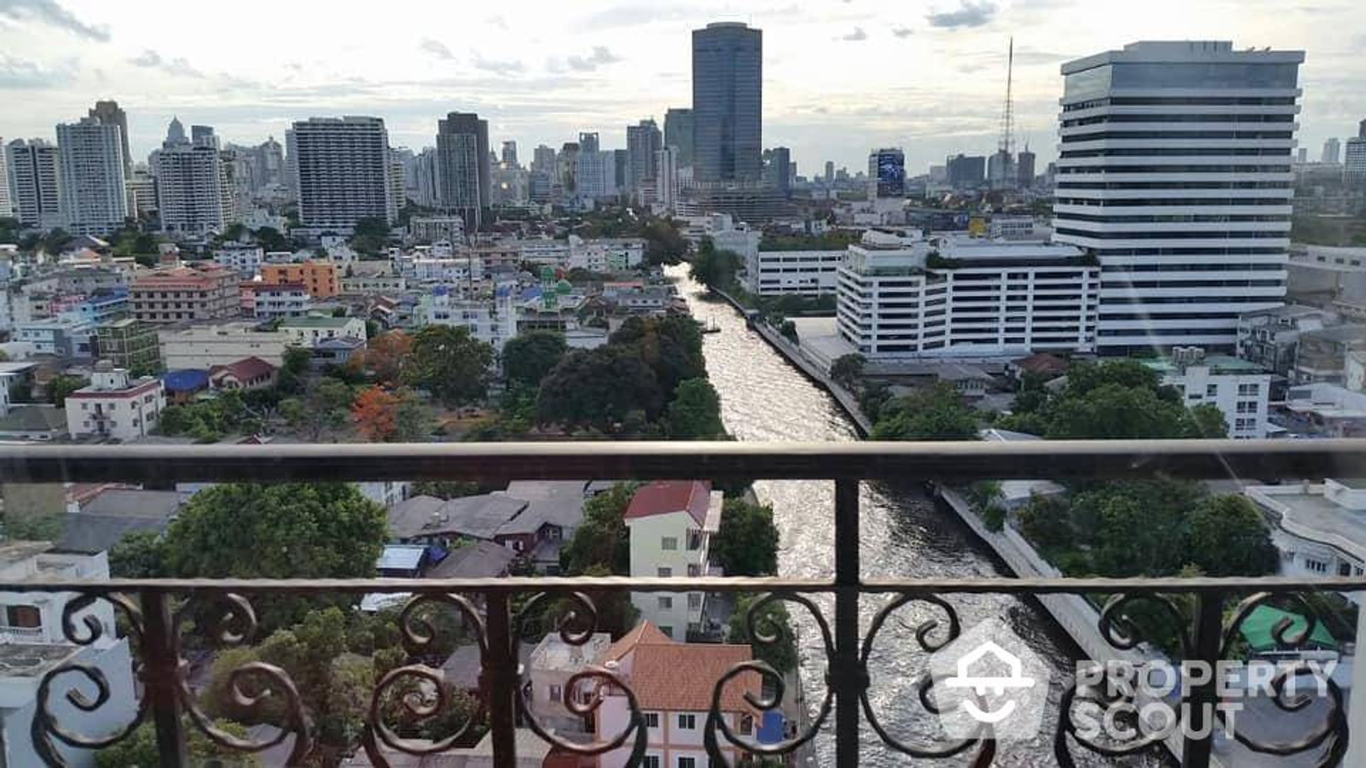 Condominium in Watthana, Krung Thep Maha Nakhon 12017931