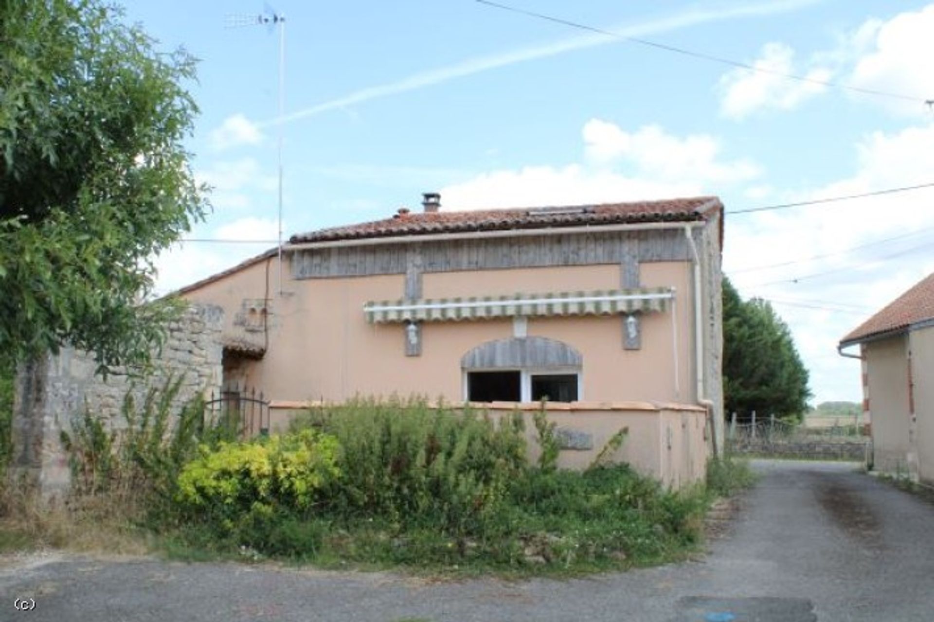 House in Ruffec, Nouvelle-Aquitaine 12020305