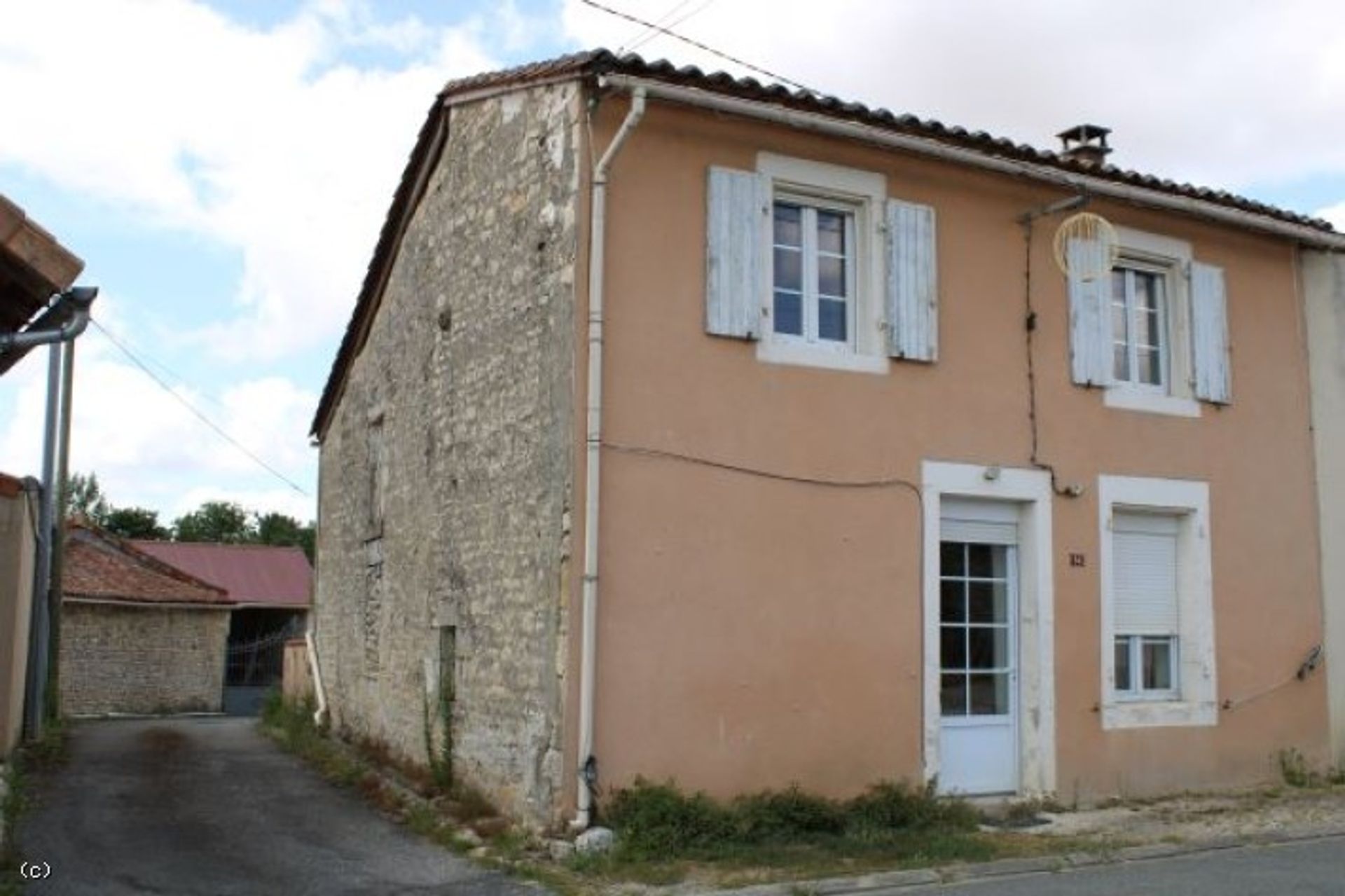 House in Ruffec, Nouvelle-Aquitaine 12020305