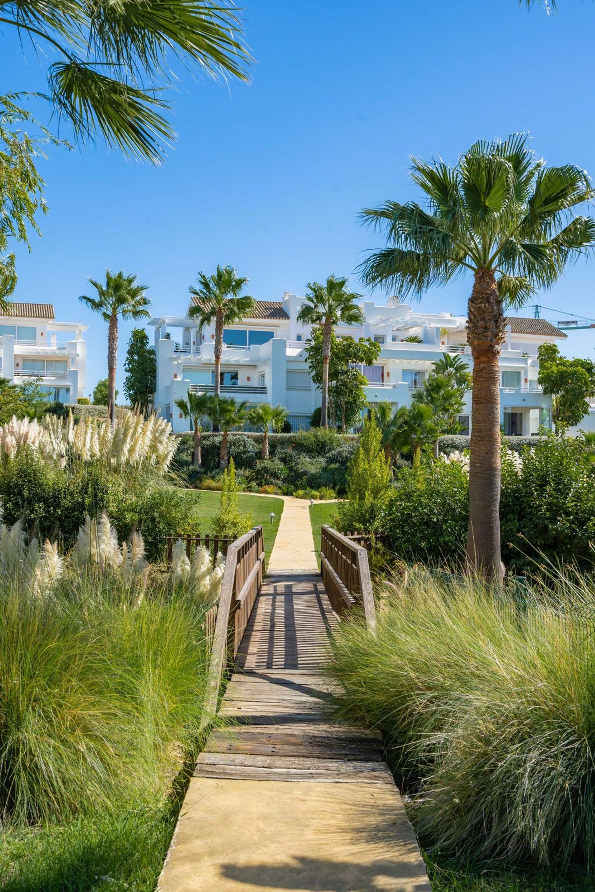 Condominium in Estepona, Andalucía 12020963