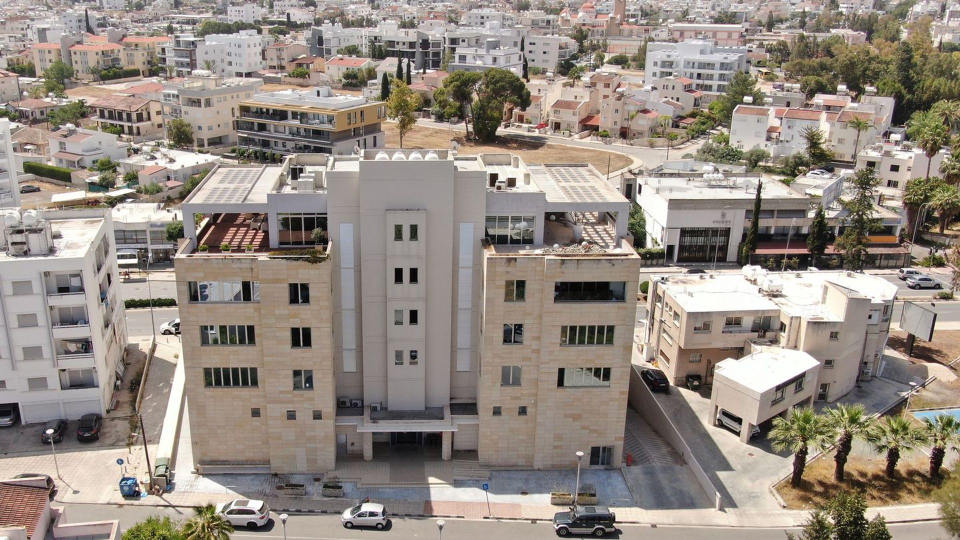 Pejabat dalam Strovolos, Nicosia 12024899