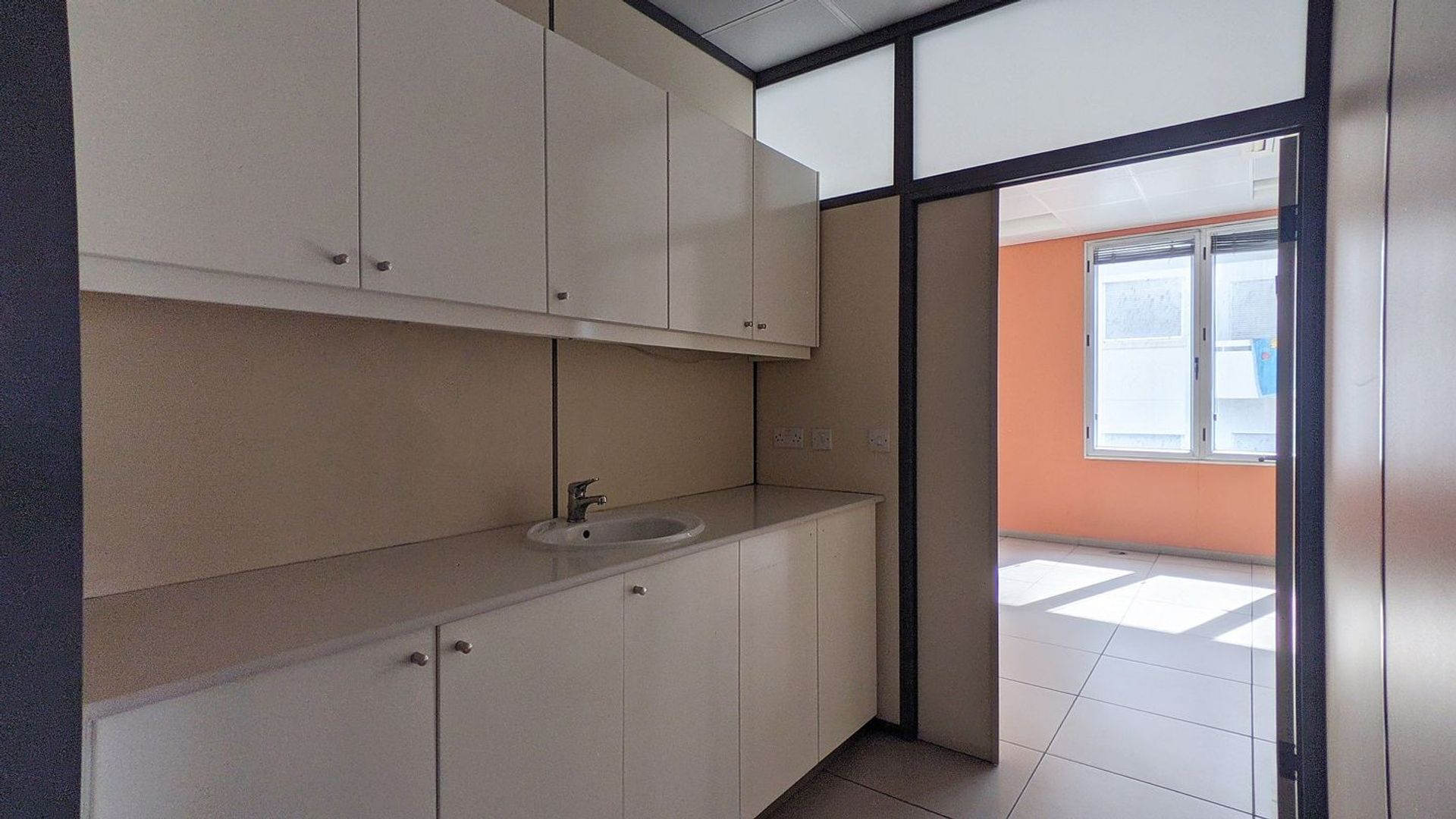 Pejabat dalam Strovolos, Nicosia 12024899