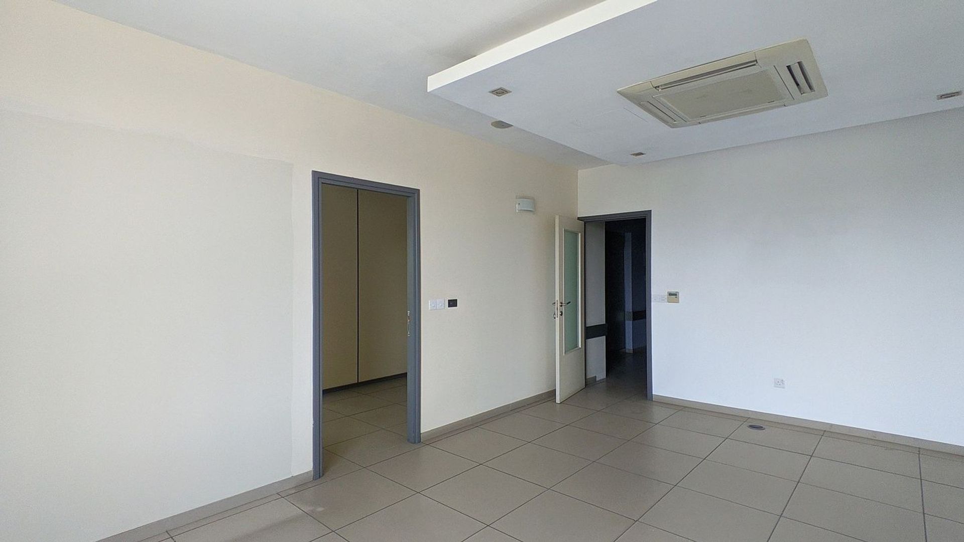 Pejabat dalam Strovolos, Nicosia 12024899