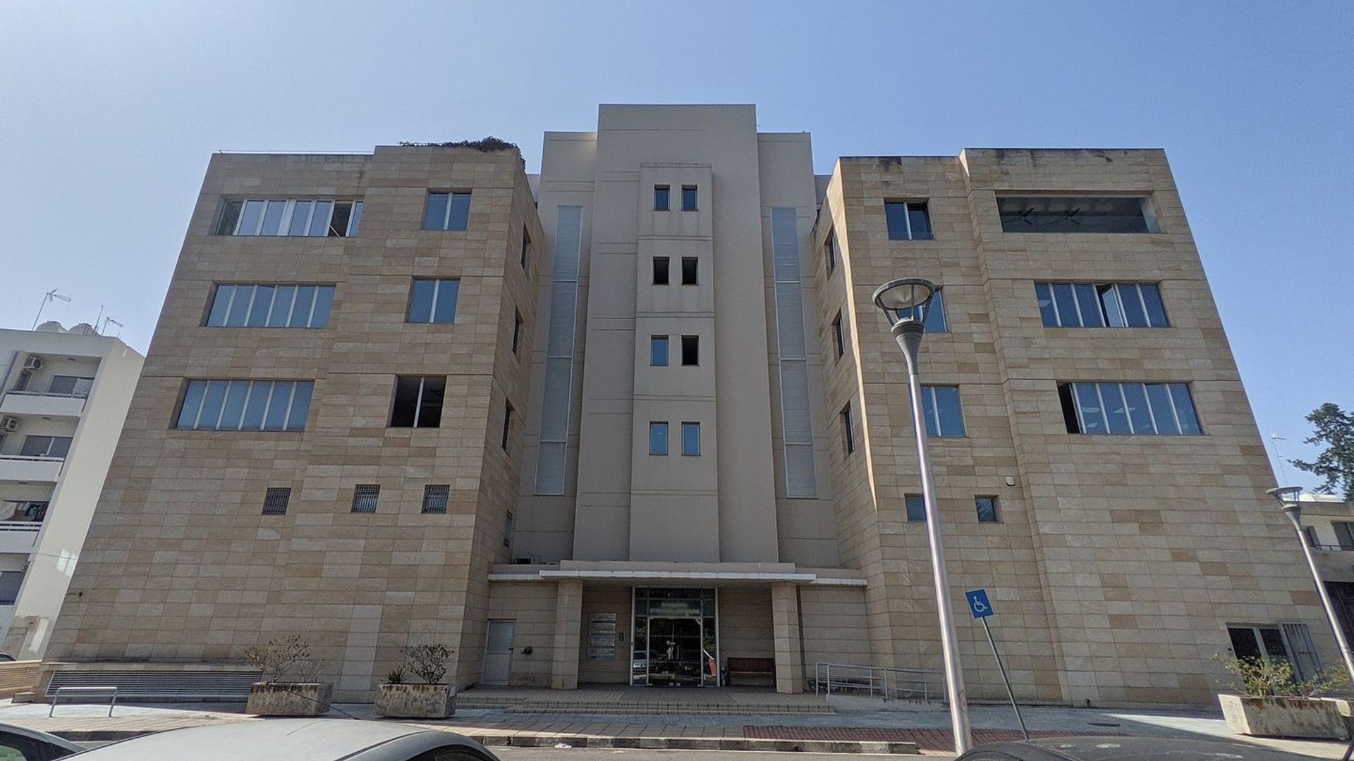 Pejabat dalam Strovolos, Nicosia 12024899