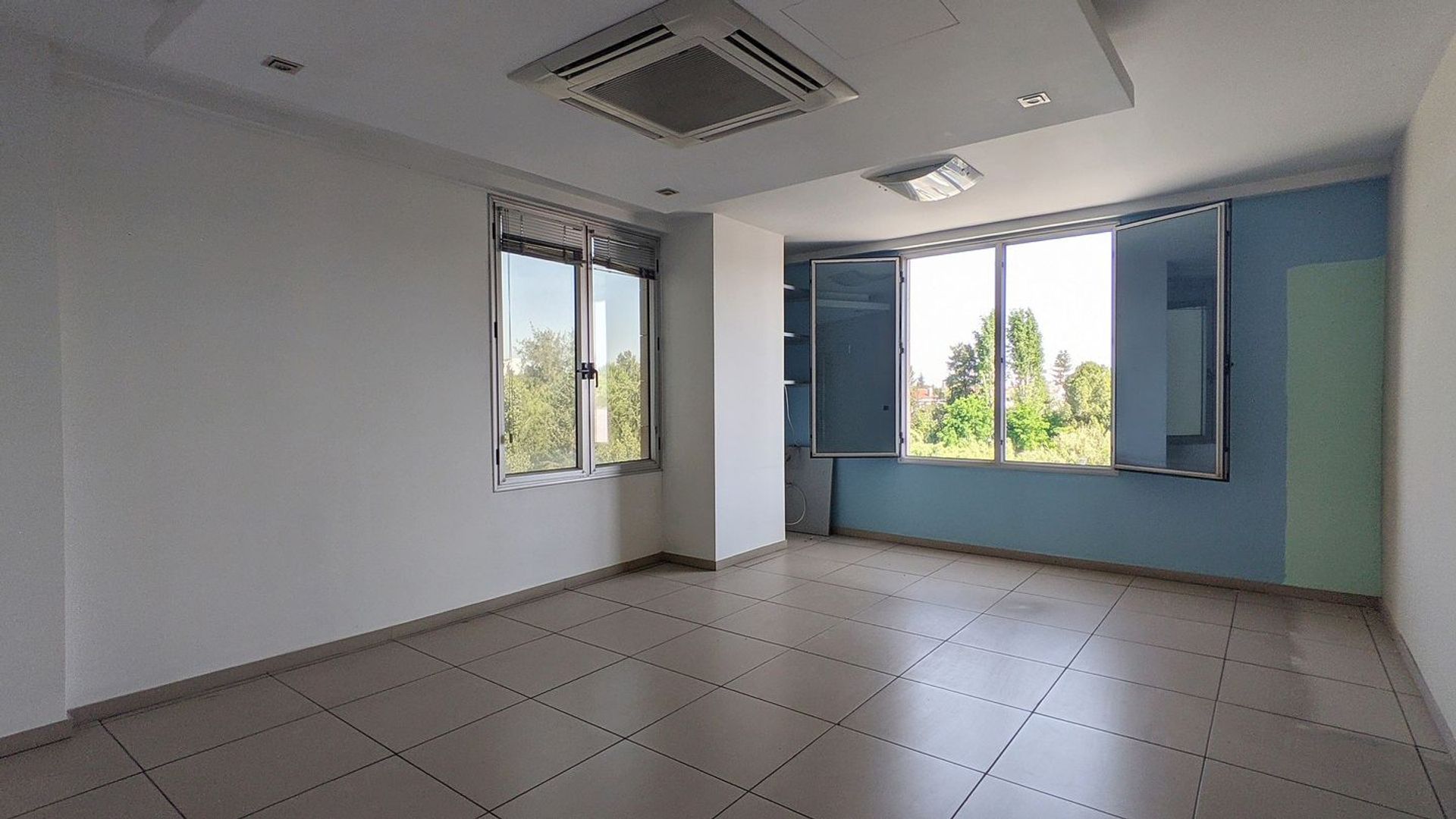 Pejabat dalam Strovolos, Nicosia 12024899