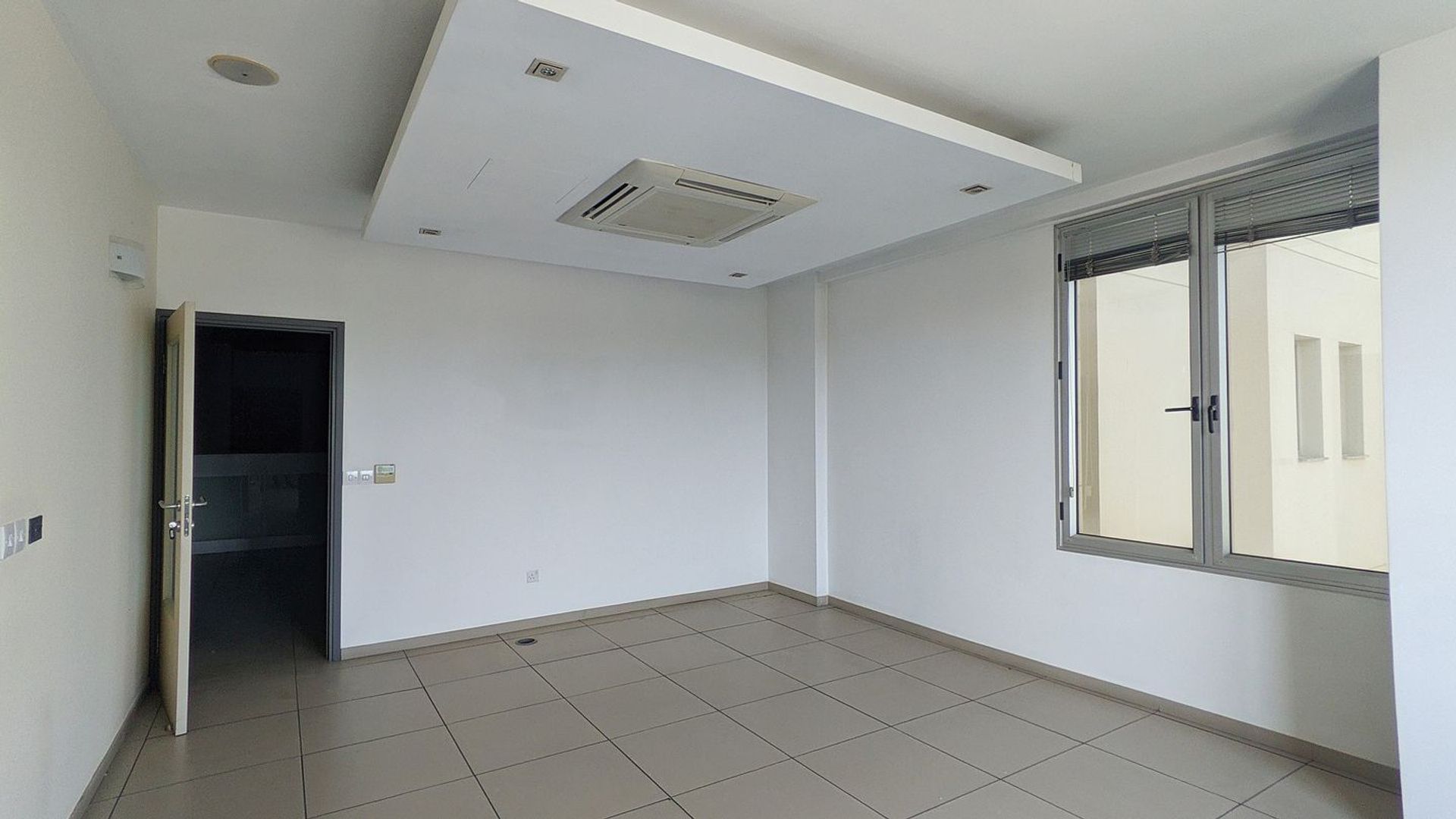 Pejabat dalam Strovolos, Nicosia 12024899