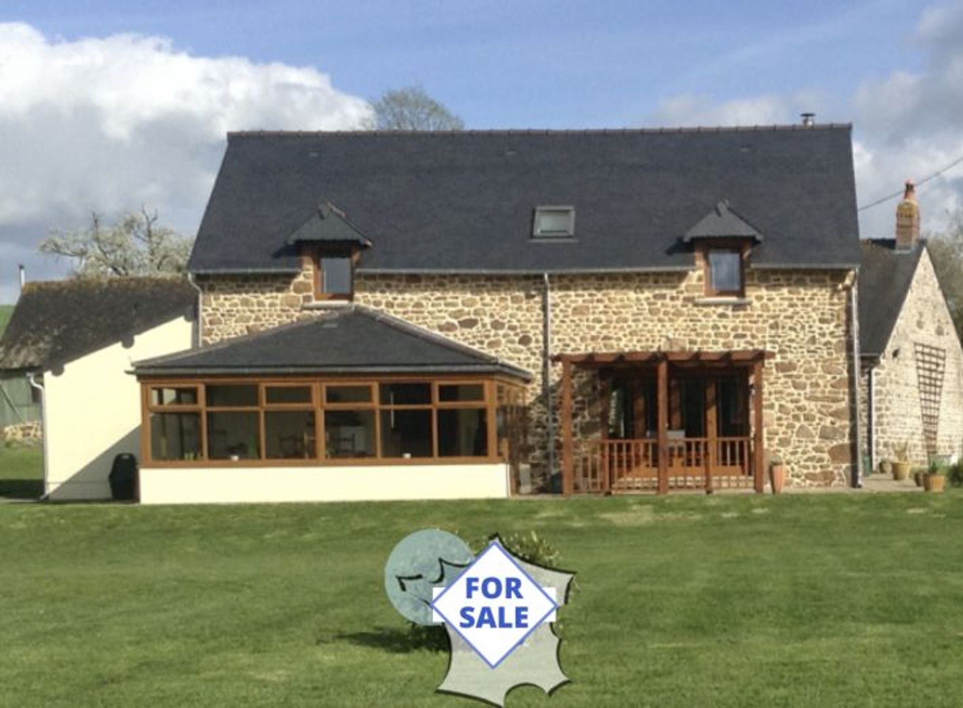 Huis in Ambrieres-les-Vallees, Pays de la Loire 12025023