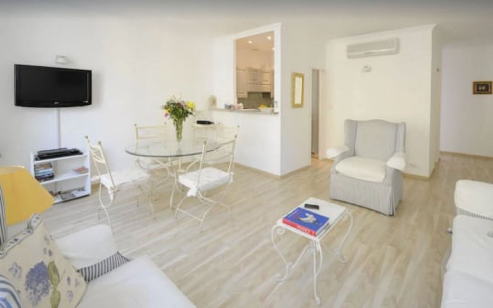 Condominium in Nice, Provence-Alpes-Cote d'Azur 12025094