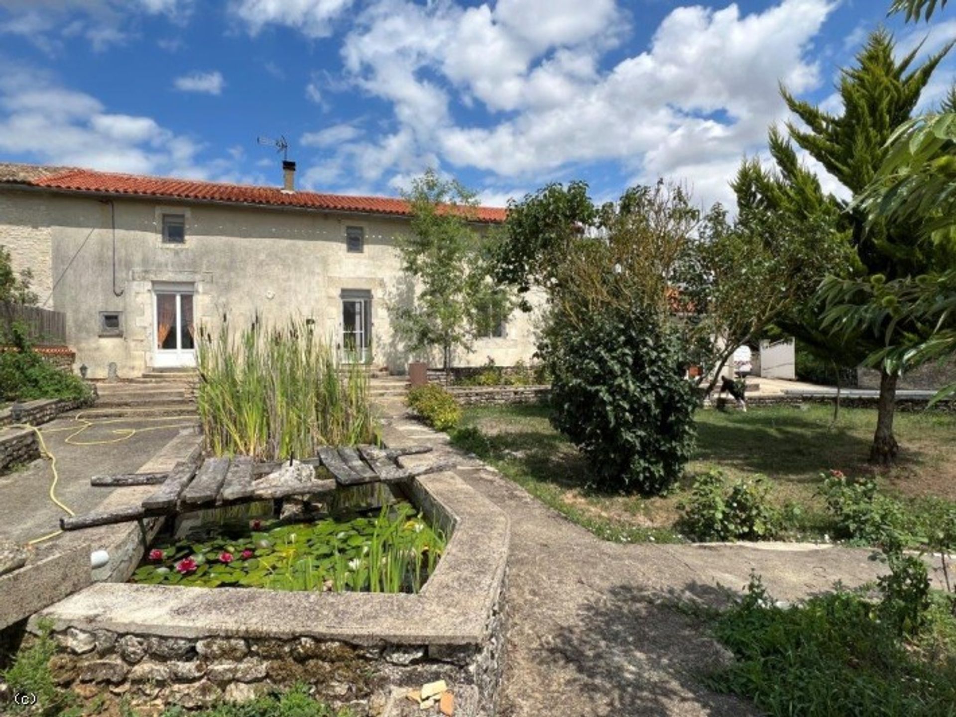 Huis in Civray, Nouvelle-Aquitaine 12025276