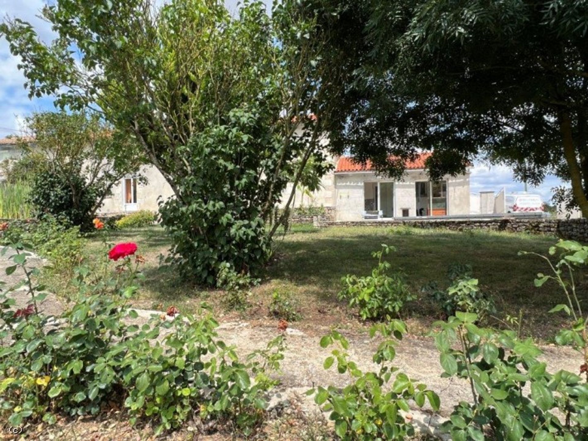 Huis in Civray, Nouvelle-Aquitaine 12025276