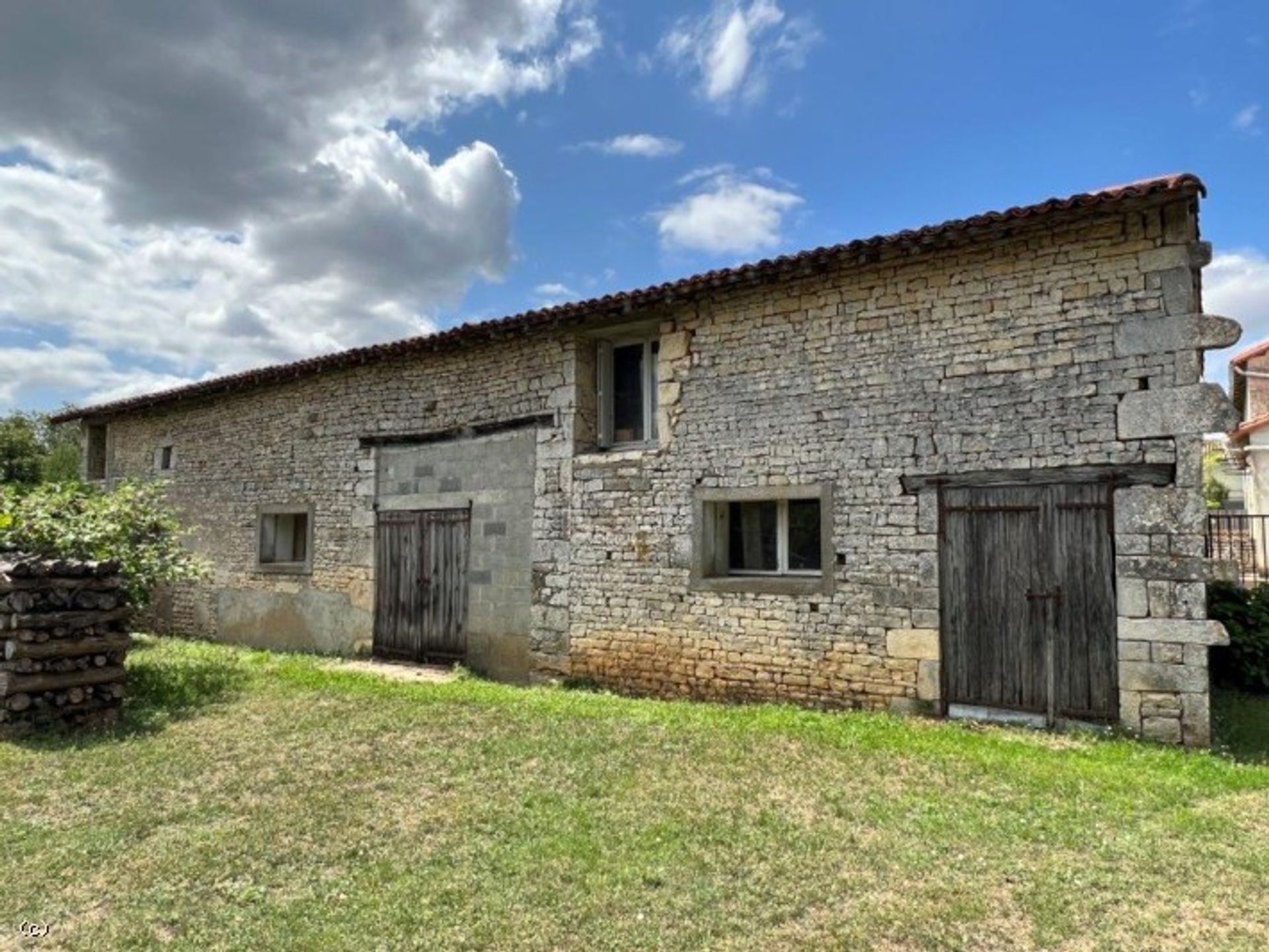 Huis in Civray, Nouvelle-Aquitaine 12025276