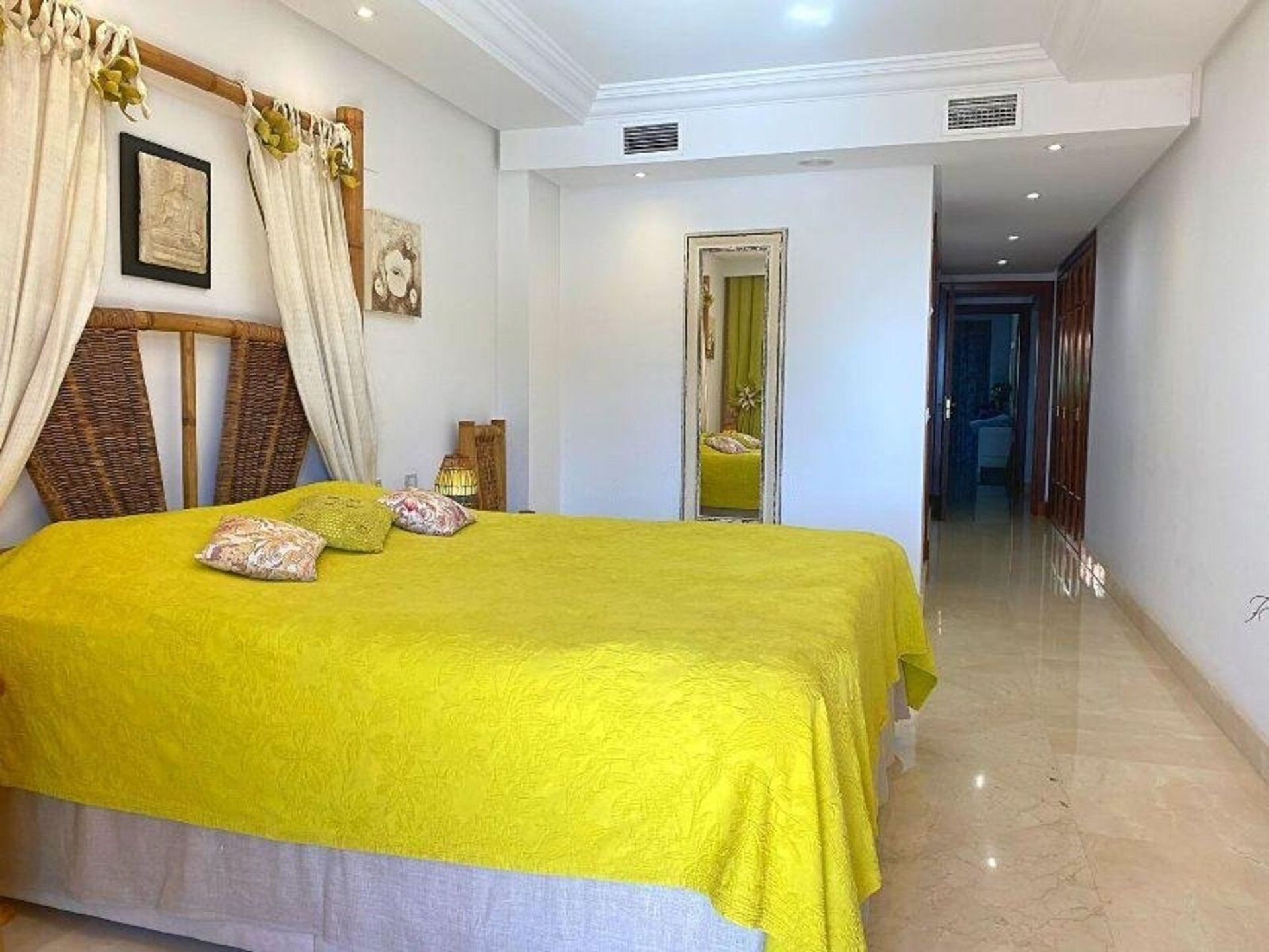 Condominium in Marbella, Andalucía 12029254