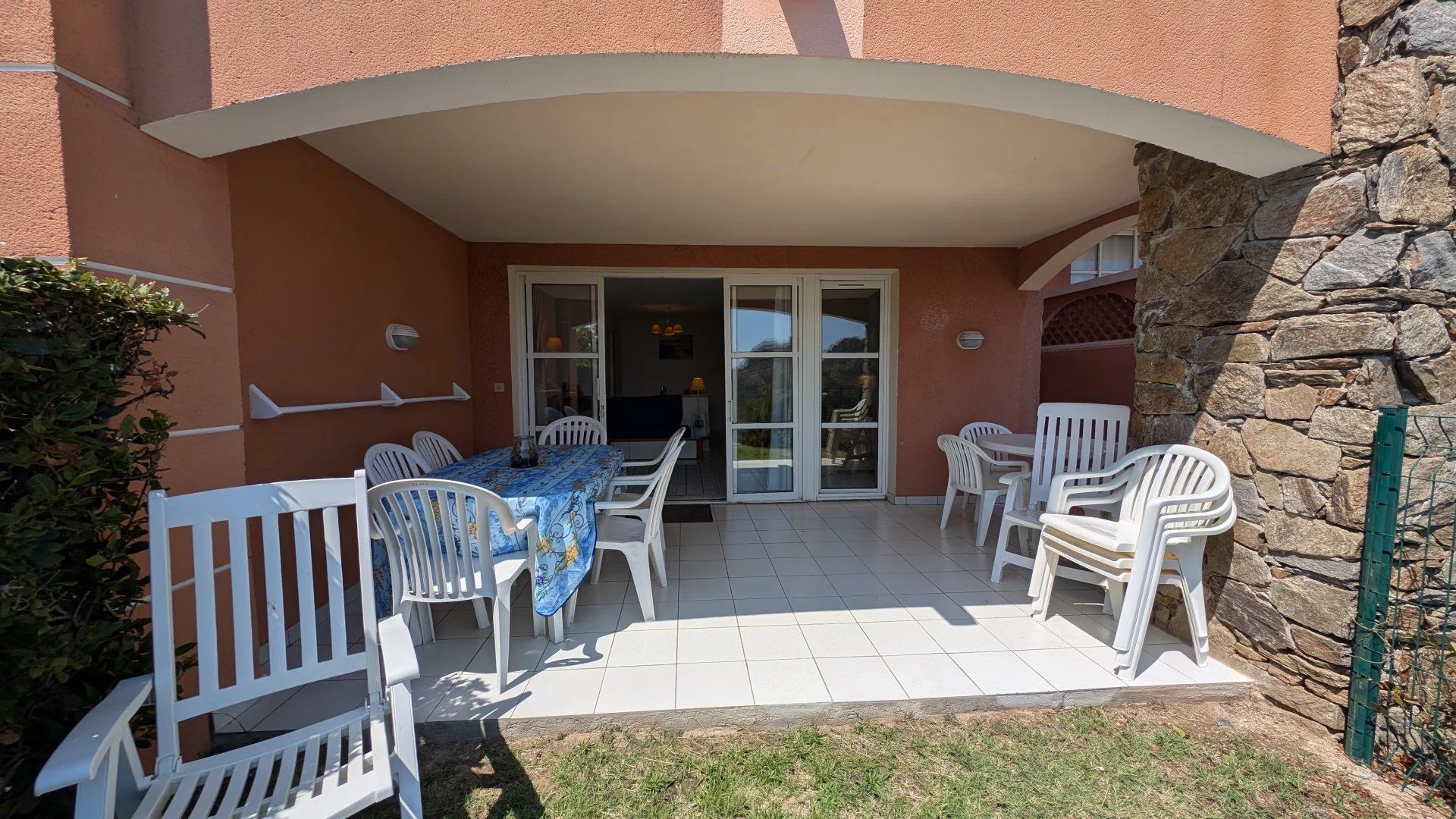 Condominium in Agay, Provence-Alpes-Cote d'Azur 12030380