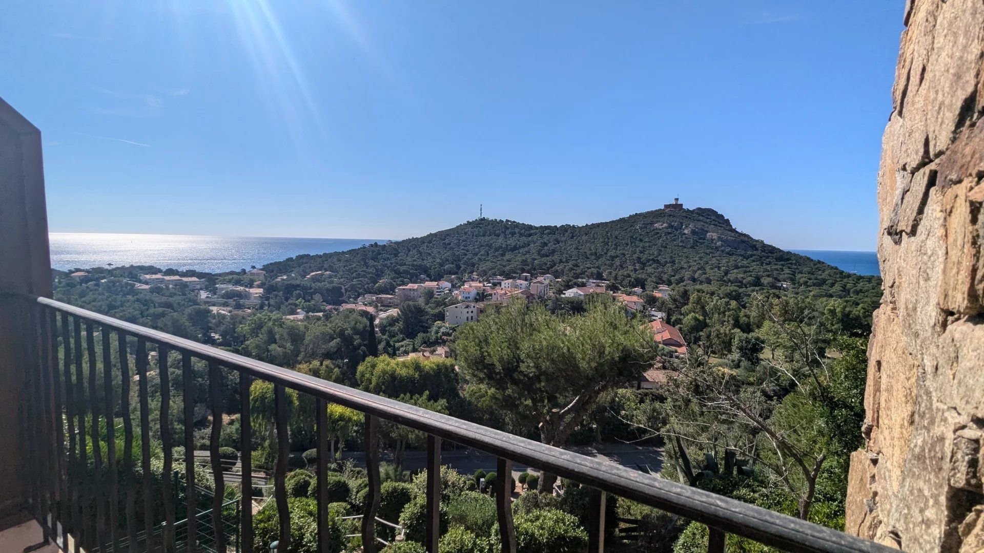 Condominium in Agay, Provence-Alpes-Cote d'Azur 12030380