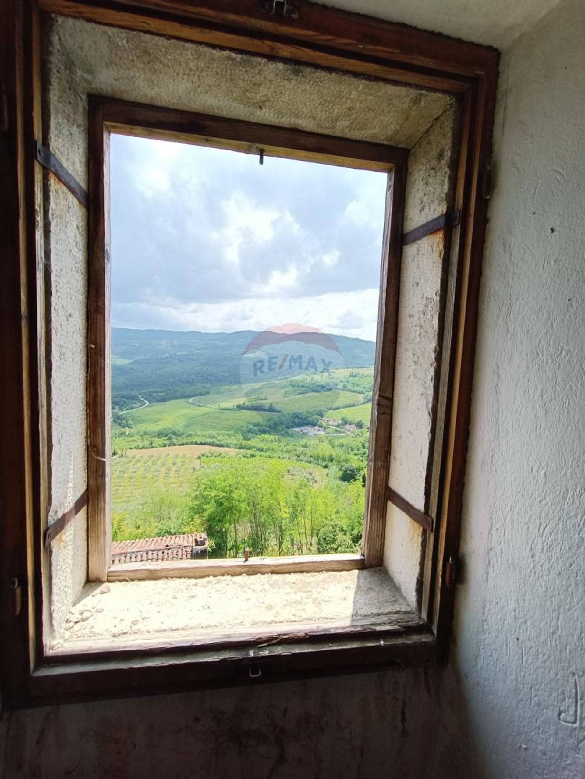 房子 在 Motovun, Istarska županija 12033785