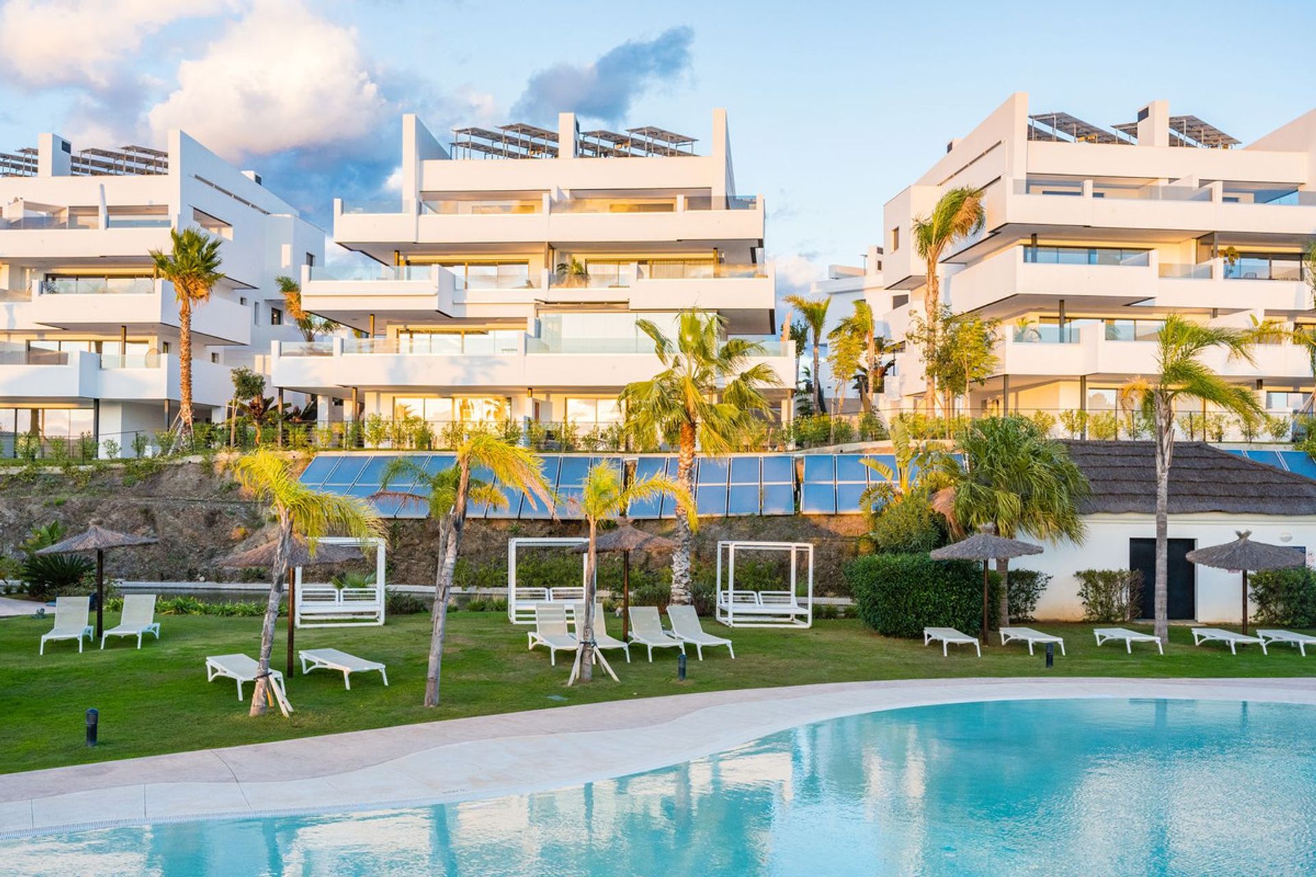 Condominium in Estepona, Andalucía 12040469