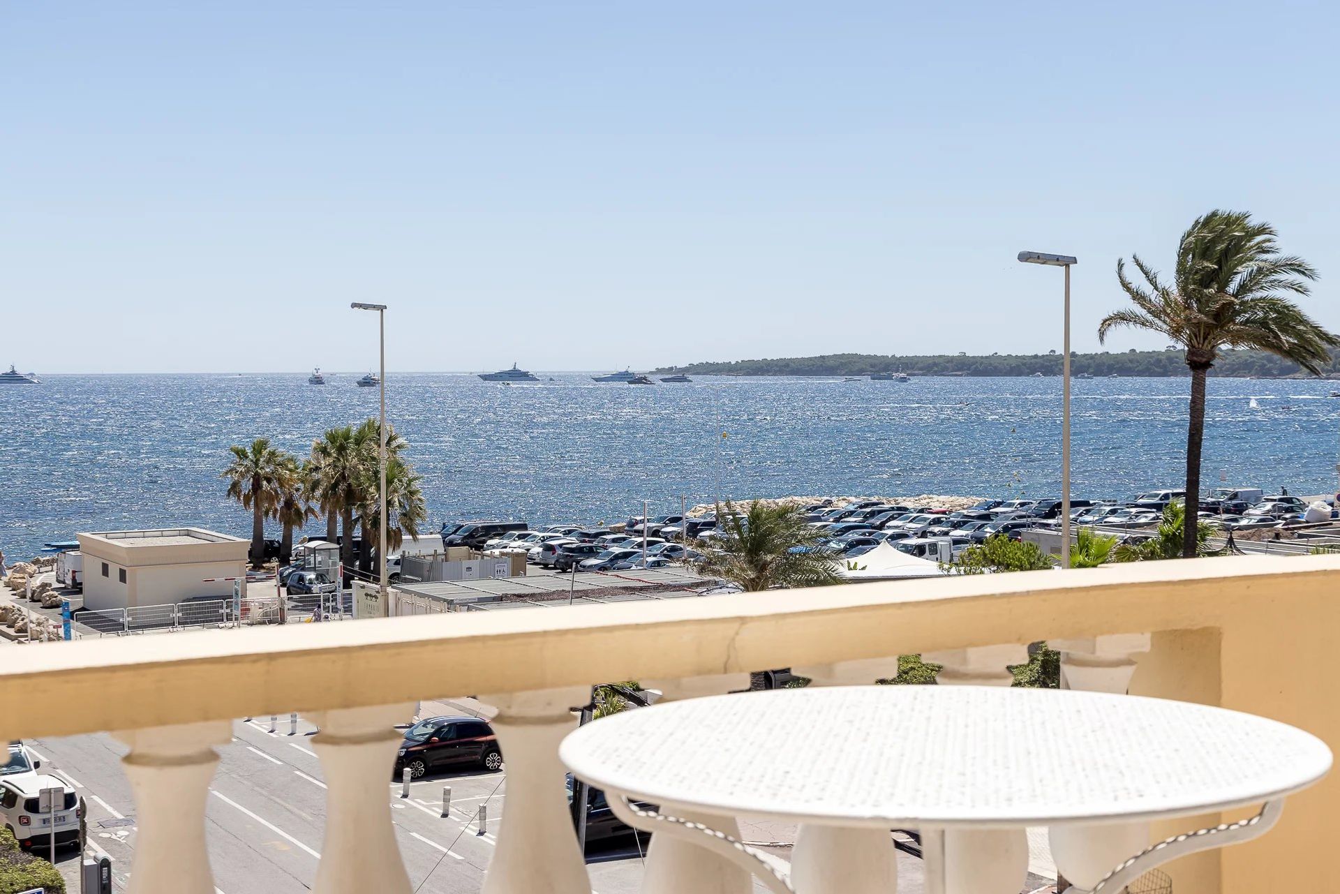 Condominium in Cannes, Provence-Alpes-Côte d'Azur 12043257