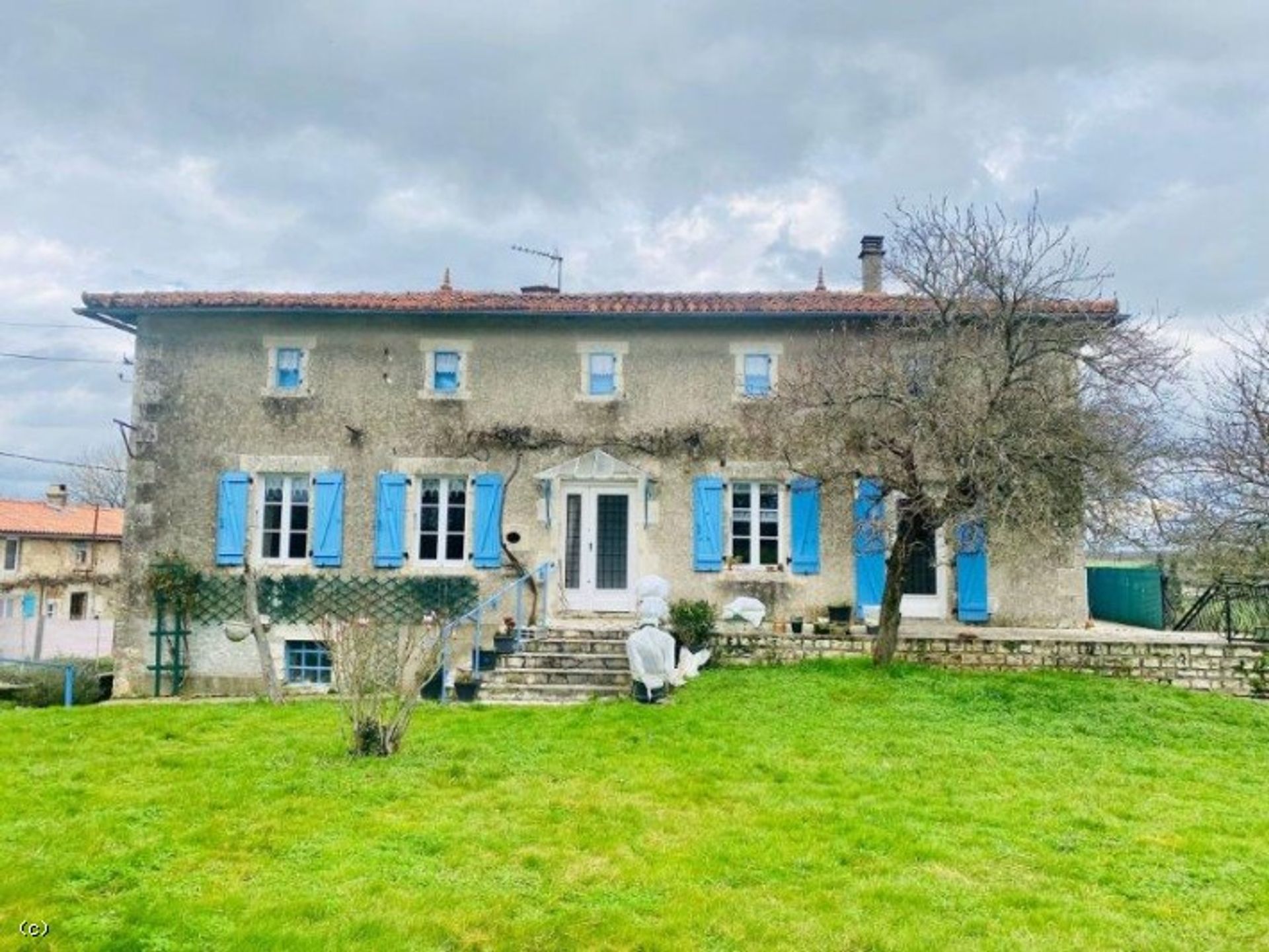 Rumah di Champagne-Mouton, Nouvelle-Aquitaine 12045999