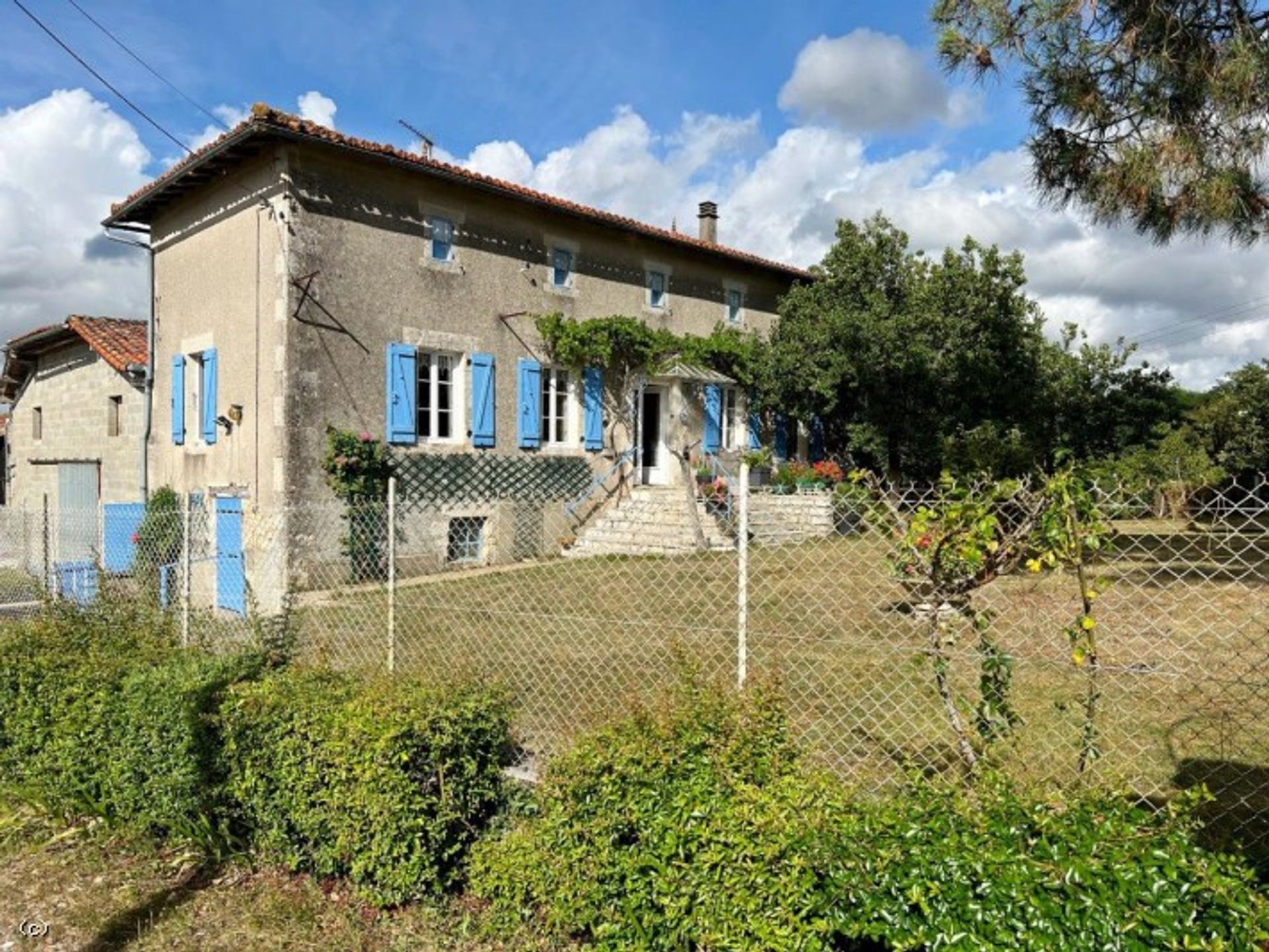 Rumah di Champagne-Mouton, Nouvelle-Aquitaine 12045999