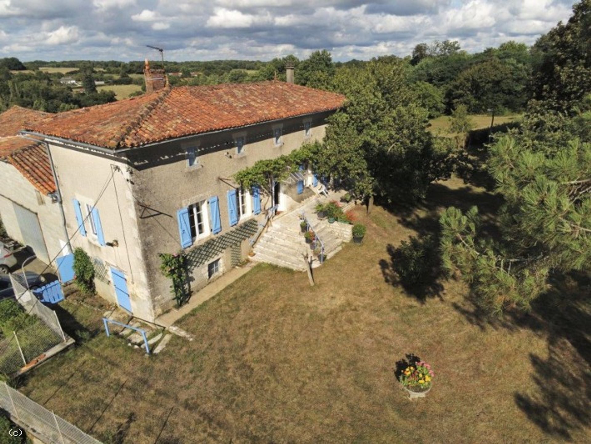 Rumah di Champagne-Mouton, Nouvelle-Aquitaine 12045999